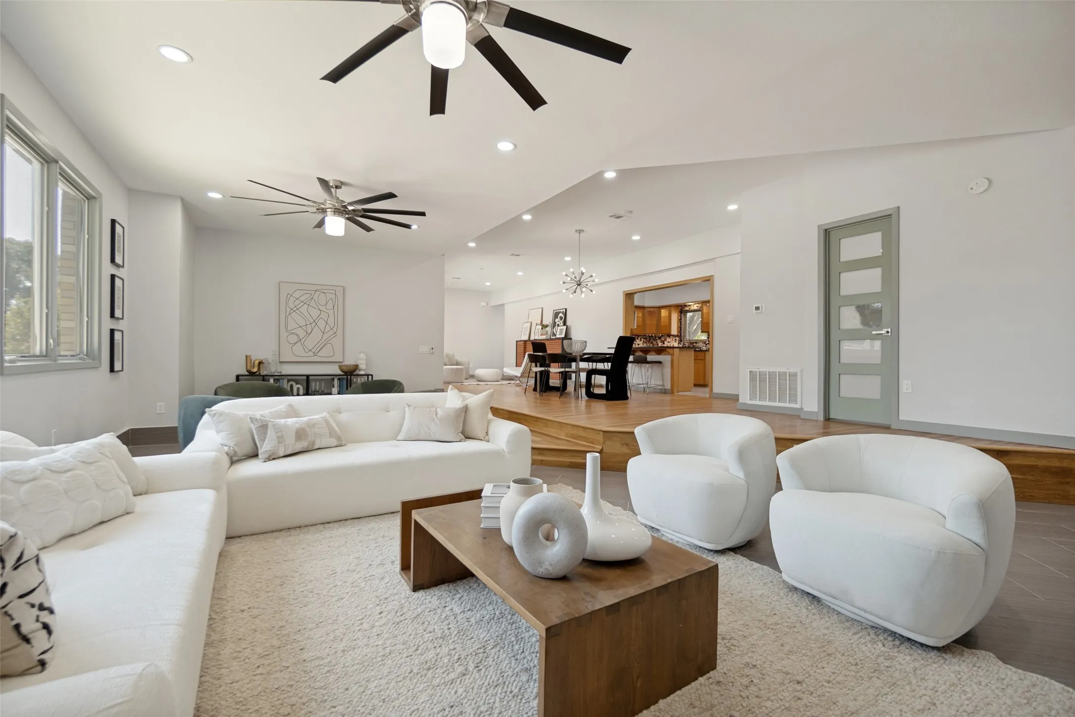 Single Family Residence For Sale in Dallas County , 515 Aqua Drive, Dallas, Texas 75218, 5 Bedroom, 6 Bathroom, 2 Garage spaces, 4,506 Sqft, built in 1951, mls#21352254, Real Estate Agent in Dallas, Homes For Sale in Dallas county, Homes For Sale in Dallas, Realtor in Dallas Texas, Real Estate Brokerage Independent Realty Texas, Luminita Cordes Realtor