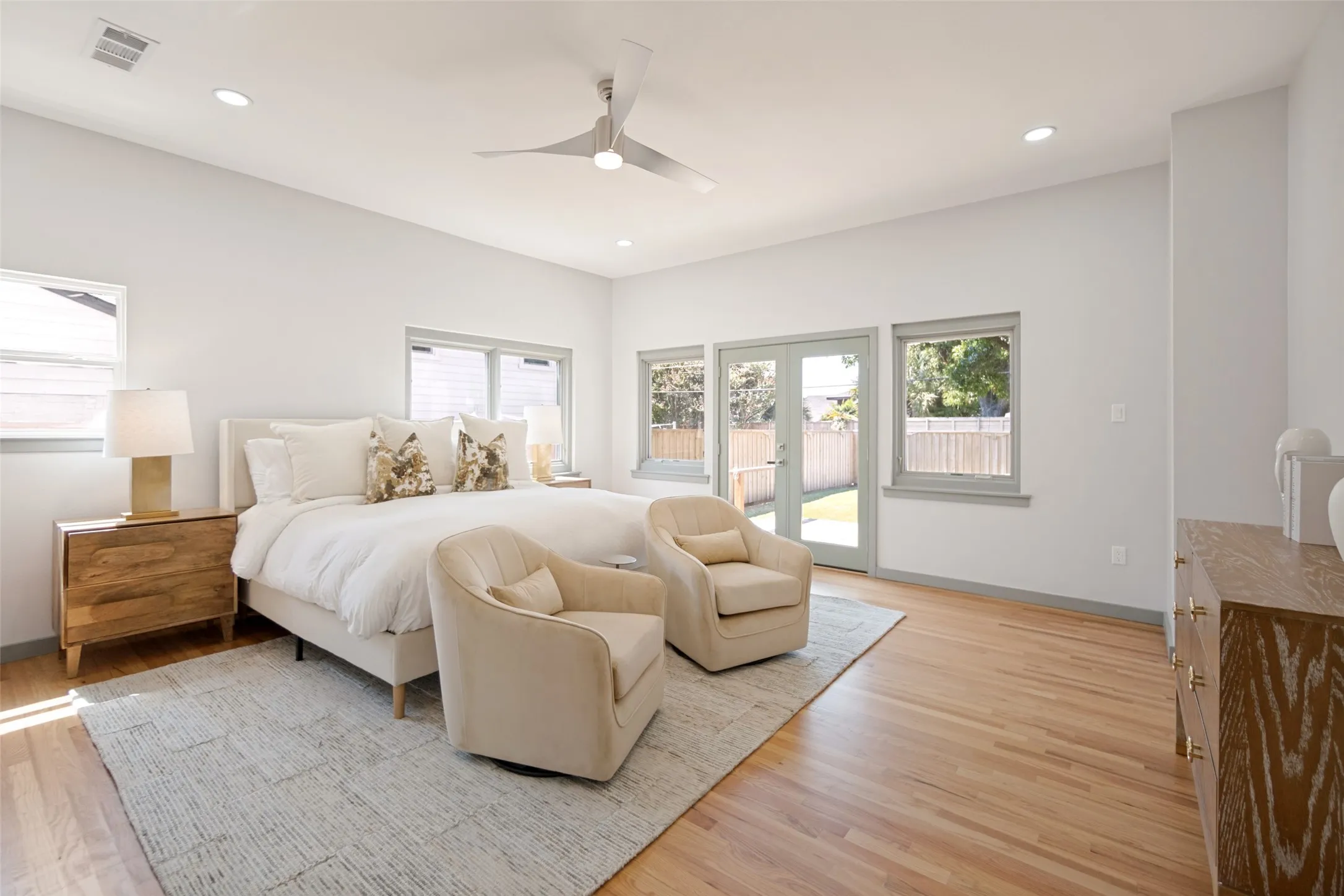 Single Family Residence For Sale in Dallas County , 515 Aqua Drive, Dallas, Texas 75218, 5 Bedroom, 6 Bathroom, 2 Garage spaces, 4,506 Sqft, built in 1951, mls#21352254, Real Estate Agent in Dallas, Homes For Sale in Dallas county, Homes For Sale in Dallas, Realtor in Dallas Texas, Real Estate Brokerage Independent Realty Texas, Luminita Cordes Realtor