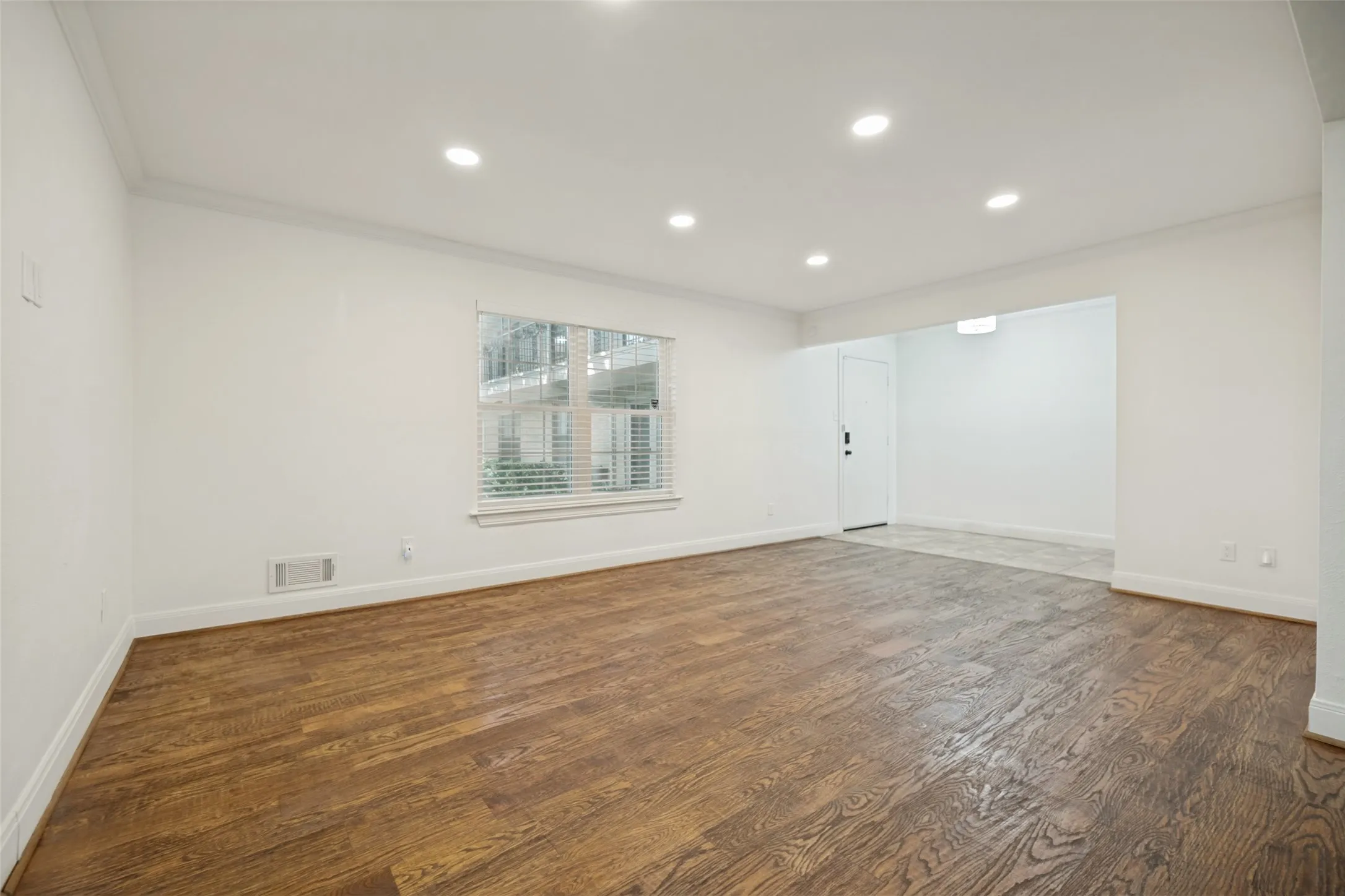 Condominium For Sale in Dallas County , 5818 E University Boulevard 138, Dallas, Texas 75206, 2 Bedroom, 2 Bathroom, Garage spaces, 1,422 Sqft, built in 1962, mls#21372547, Real Estate Agent in Dallas, Homes For Sale in Dallas county, Homes For Sale in Dallas, Realtor in Dallas Texas, Real Estate Brokerage Independent Realty Texas, Luminita Cordes Realtor