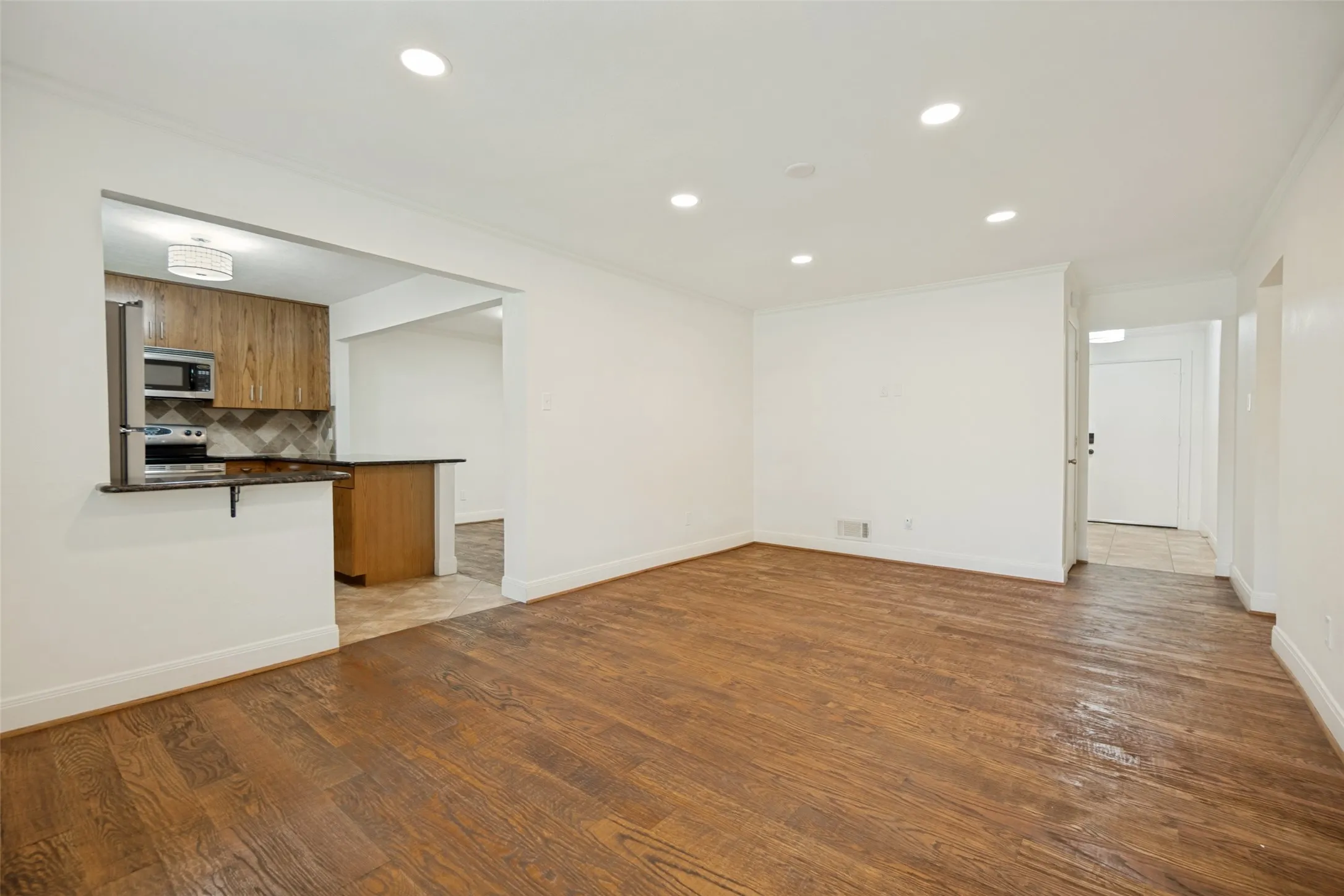 Condominium For Sale in Dallas County , 5818 E University Boulevard 138, Dallas, Texas 75206, 2 Bedroom, 2 Bathroom, Garage spaces, 1,422 Sqft, built in 1962, mls#21372547, Real Estate Agent in Dallas, Homes For Sale in Dallas county, Homes For Sale in Dallas, Realtor in Dallas Texas, Real Estate Brokerage Independent Realty Texas, Luminita Cordes Realtor
