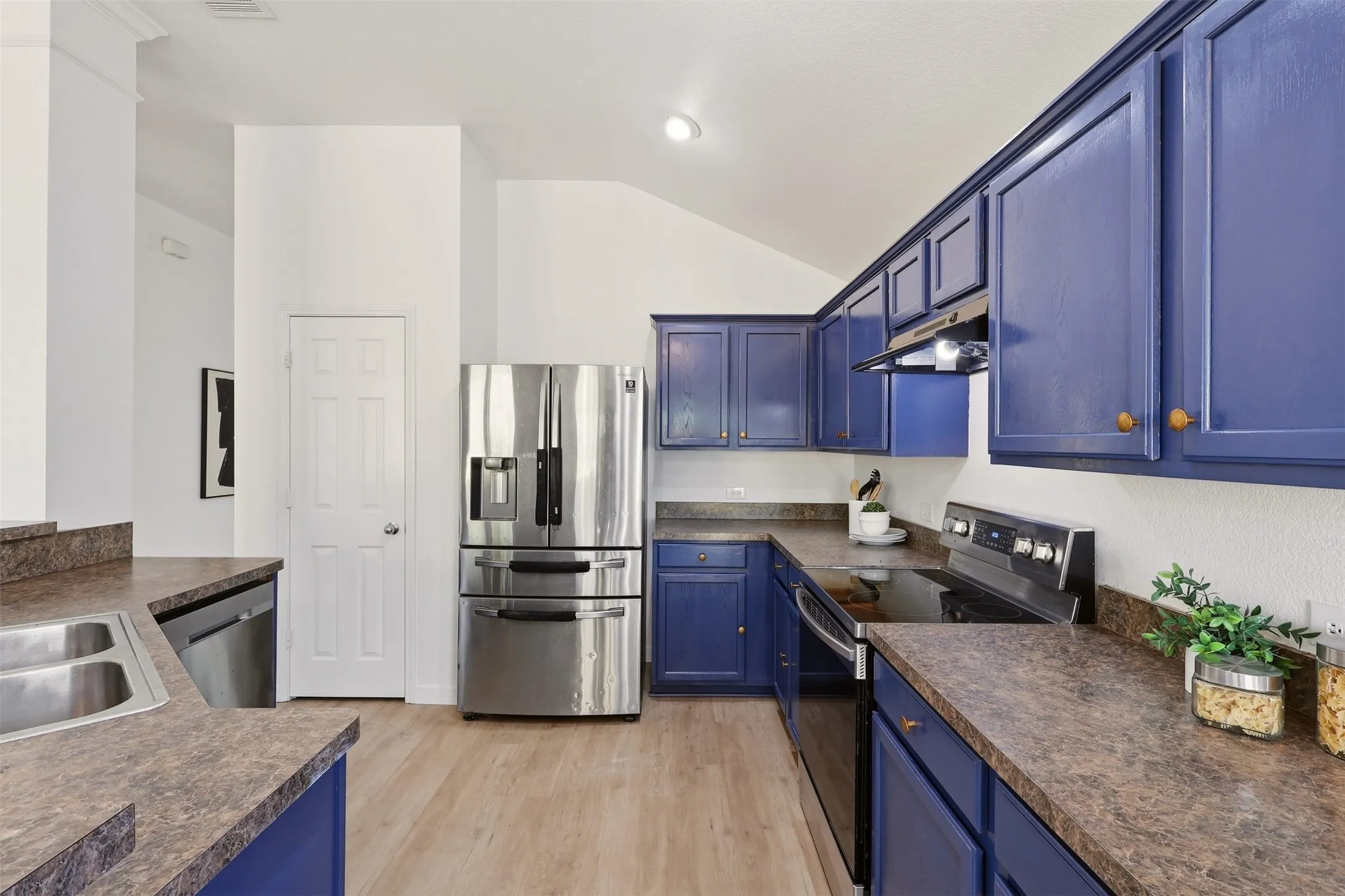 Single Family Residence For Sale in Tarrant County , 13905 Walnut Canyon Court, Fort Worth, Texas 76262, 3 Bedroom, 2 Bathroom, 2 Garage spaces, 1,546 Sqft, built in 2006, mls#21378419, Real Estate Agent in Fort Worth, Homes For Sale in Tarrant county, Homes For Sale in Fort Worth, Realtor in Fort Worth Texas, Real Estate Brokerage Independent Realty Texas, Luminita Cordes Realtor