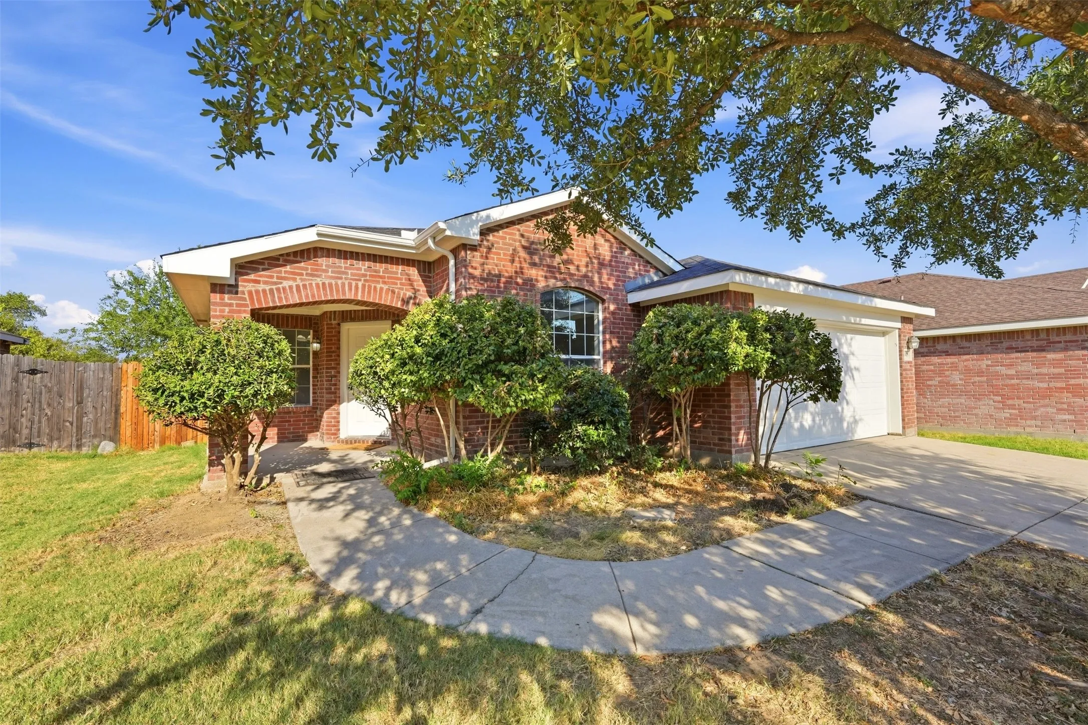 Single Family Residence For Sale in Tarrant County , 13905 Walnut Canyon Court, Fort Worth, Texas 76262, 3 Bedroom, 2 Bathroom, 2 Garage spaces, 1,546 Sqft, built in 2006, mls#21378419, Real Estate Agent in Fort Worth, Homes For Sale in Tarrant county, Homes For Sale in Fort Worth, Realtor in Fort Worth Texas, Real Estate Brokerage Independent Realty Texas, Luminita Cordes Realtor