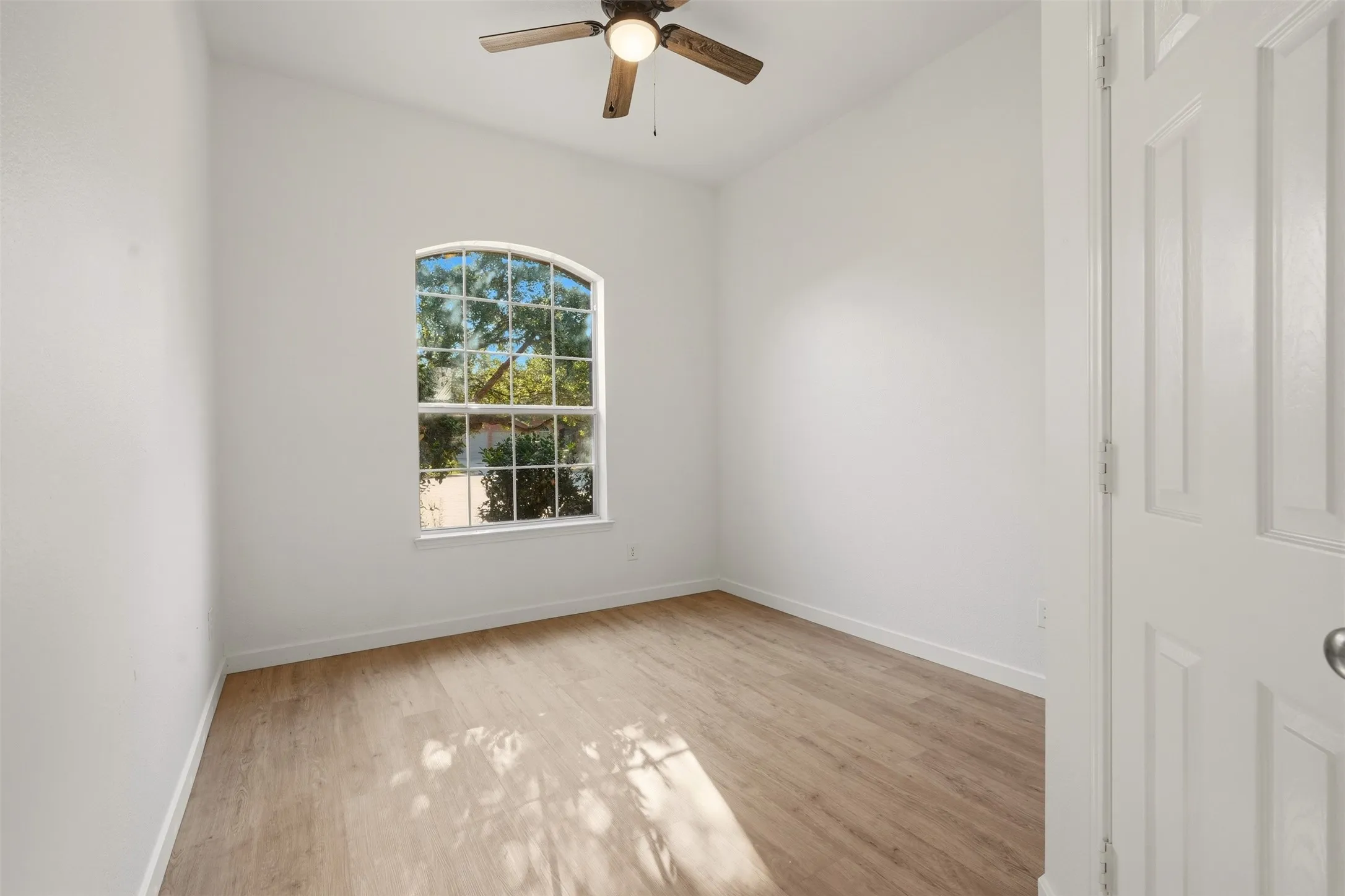 Single Family Residence For Sale in Tarrant County , 13905 Walnut Canyon Court, Fort Worth, Texas 76262, 3 Bedroom, 2 Bathroom, 2 Garage spaces, 1,546 Sqft, built in 2006, mls#21378419, Real Estate Agent in Fort Worth, Homes For Sale in Tarrant county, Homes For Sale in Fort Worth, Realtor in Fort Worth Texas, Real Estate Brokerage Independent Realty Texas, Luminita Cordes Realtor