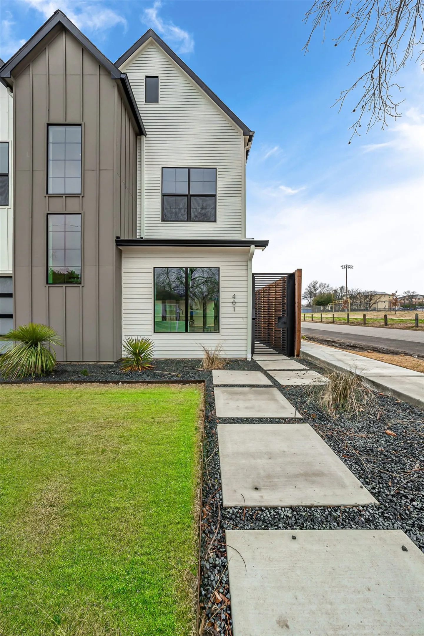 Duplex For Rent in Dallas County , 401 Martinique Avenue, Dallas, Texas 75223, 3 Bedroom, 3 Bathroom, 2 Garage spaces, 2,175 Sqft, built in 2021, mls#21378443, Real Estate Agent in Dallas, Homes For Rent in Dallas county, Homes For Rent in Dallas, Realtor in Dallas Texas, Real Estate Brokerage Independent Realty Texas, Luminita Cordes Realtor