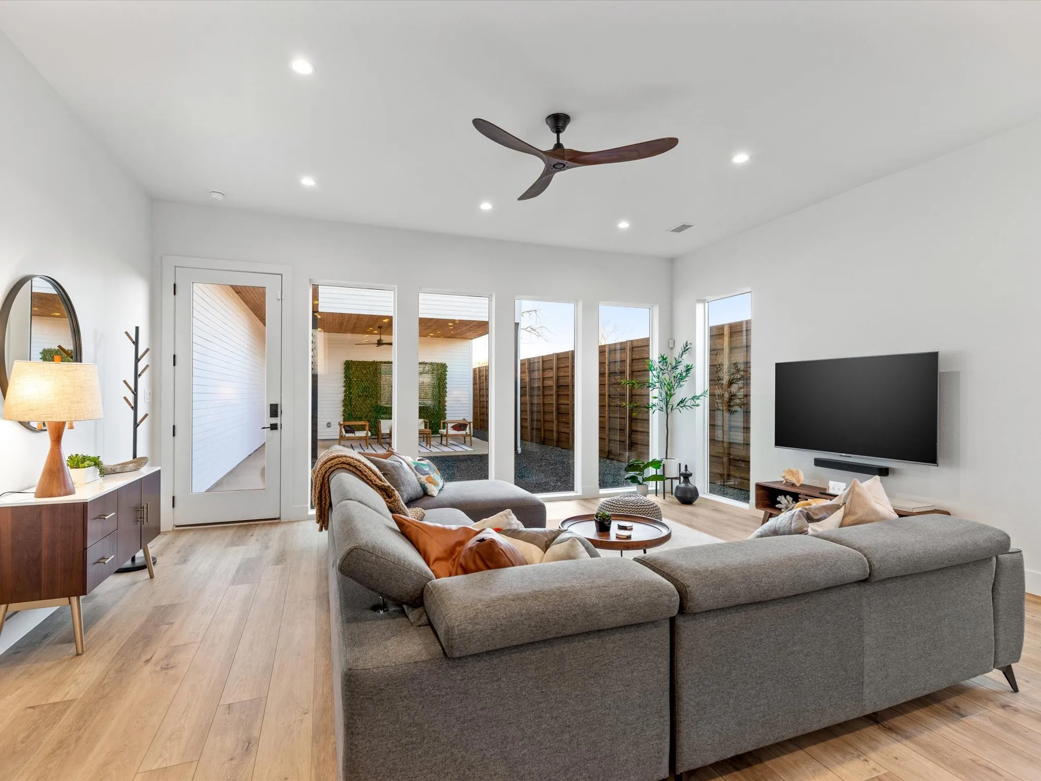 Duplex For Rent in Dallas County , 401 Martinique Avenue, Dallas, Texas 75223, 3 Bedroom, 3 Bathroom, 2 Garage spaces, 2,175 Sqft, built in 2021, mls#21378443, Real Estate Agent in Dallas, Homes For Rent in Dallas county, Homes For Rent in Dallas, Realtor in Dallas Texas, Real Estate Brokerage Independent Realty Texas, Luminita Cordes Realtor