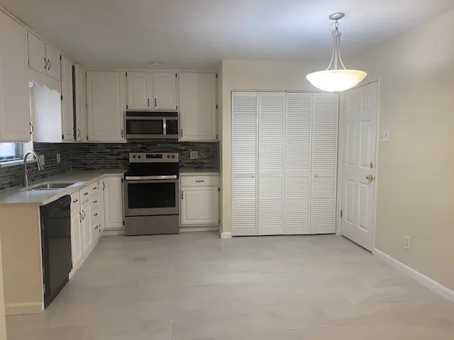 Single Family Residence For Rent in Denton County , 2014 Victoria Road, Carrollton, Texas 75007, 3 Bedroom, 2 Bathroom, 1 Garage spaces, 1,277 Sqft, built in 1974, mls#21378458, Real Estate Agent in Carrollton, Homes For Rent in Denton county, Homes For Rent in Carrollton, Realtor in Carrollton Texas, Real Estate Brokerage Independent Realty Texas, Luminita Cordes Realtor