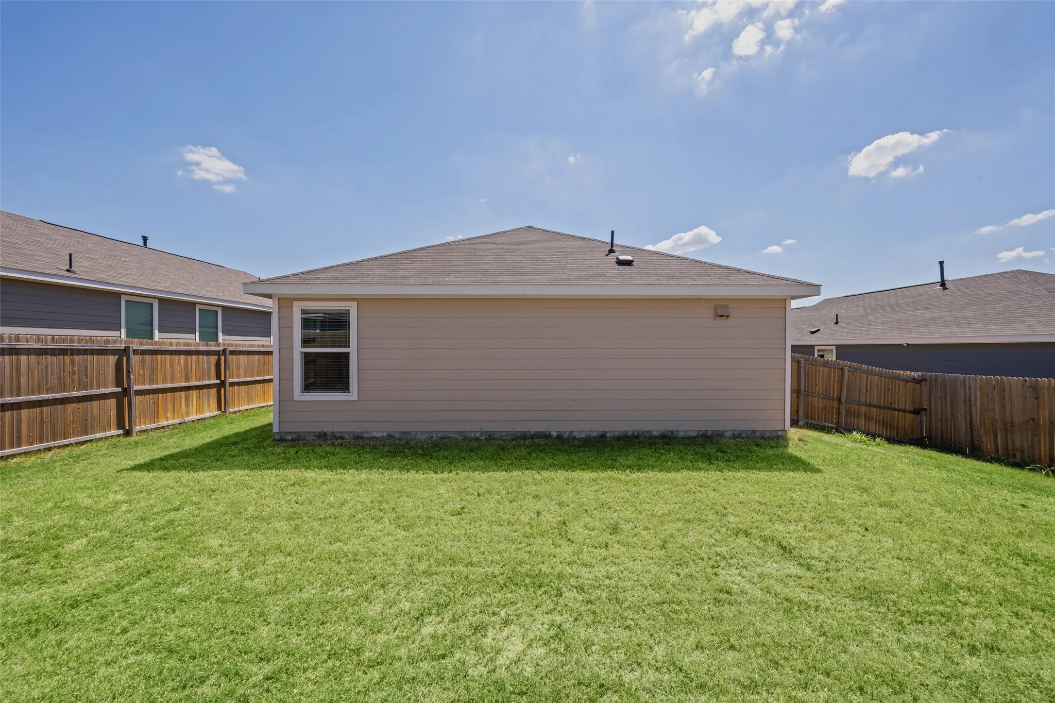 Single Family Residence For Sale in Tarrant County , 2824 Slatewood Drive, Fort Worth, Texas 76179, 3 Bedroom, 2 Bathroom, 2 Garage spaces, 1,440 Sqft, built in 2023, mls#21377447, Real Estate Agent in Fort Worth, Homes For Sale in Tarrant county, Homes For Sale in Fort Worth, Realtor in Fort Worth Texas, Real Estate Brokerage Independent Realty Texas, Luminita Cordes Realtor
