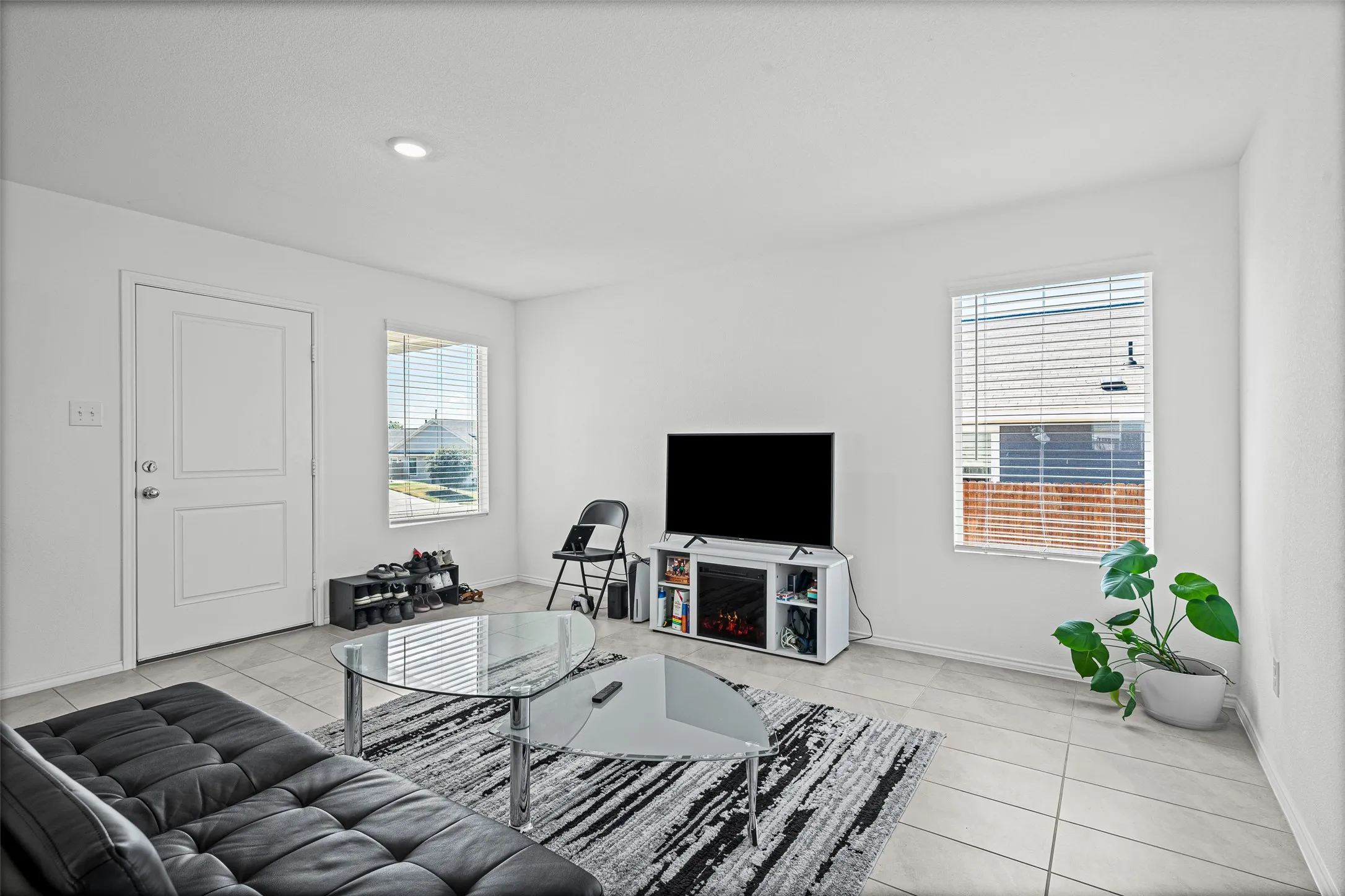 Single Family Residence For Sale in Tarrant County , 2824 Slatewood Drive, Fort Worth, Texas 76179, 3 Bedroom, 2 Bathroom, 2 Garage spaces, 1,440 Sqft, built in 2023, mls#21377447, Real Estate Agent in Fort Worth, Homes For Sale in Tarrant county, Homes For Sale in Fort Worth, Realtor in Fort Worth Texas, Real Estate Brokerage Independent Realty Texas, Luminita Cordes Realtor
