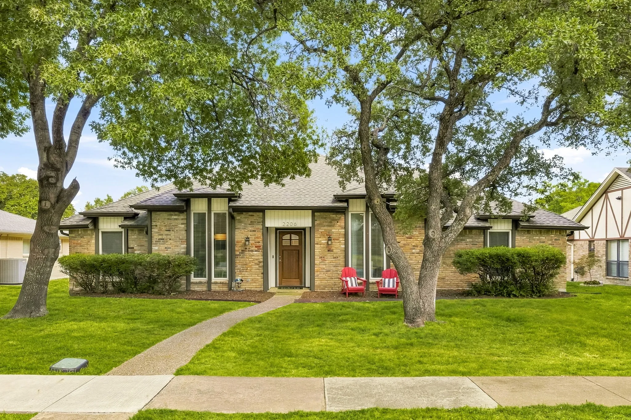 Single Family Residence For Sale in Dallas County , 2206 Victoria Lane, Richardson, Texas 75082, 3 Bedroom, 3 Bathroom, 2 Garage spaces, 2,440 Sqft, built in 1977, mls#21377433, Real Estate Agent in Richardson, Homes For Sale in Dallas county, Homes For Sale in Richardson, Realtor in Richardson Texas, Real Estate Brokerage Independent Realty Texas, Luminita Cordes Realtor