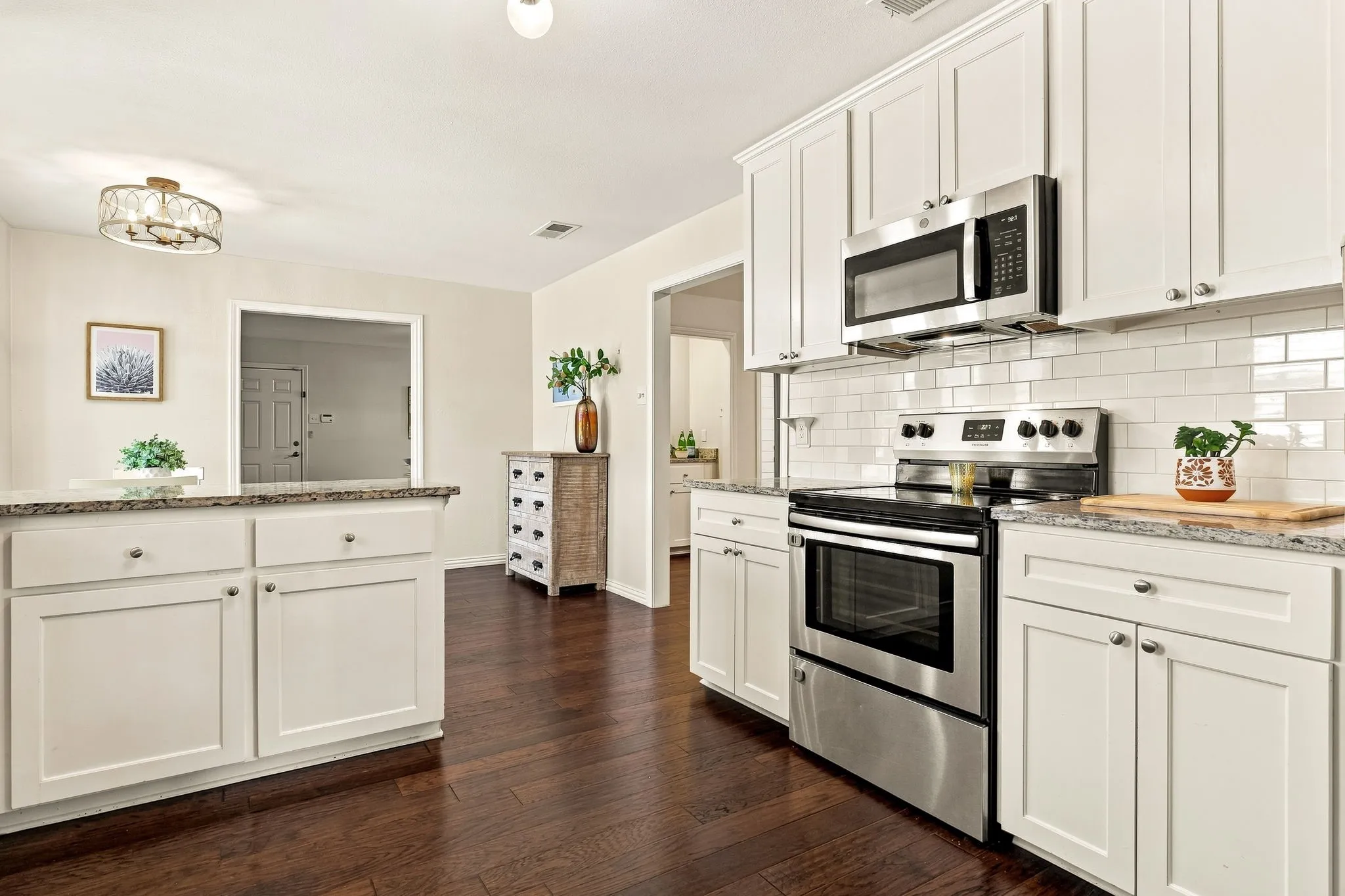Single Family Residence For Sale in Dallas County , 2206 Victoria Lane, Richardson, Texas 75082, 3 Bedroom, 3 Bathroom, 2 Garage spaces, 2,440 Sqft, built in 1977, mls#21377433, Real Estate Agent in Richardson, Homes For Sale in Dallas county, Homes For Sale in Richardson, Realtor in Richardson Texas, Real Estate Brokerage Independent Realty Texas, Luminita Cordes Realtor