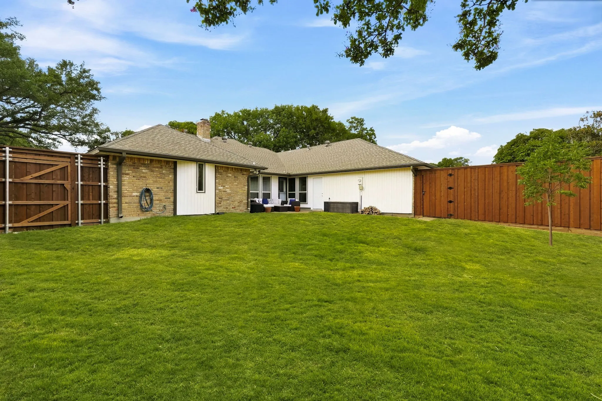 Single Family Residence For Sale in Dallas County , 2206 Victoria Lane, Richardson, Texas 75082, 3 Bedroom, 3 Bathroom, 2 Garage spaces, 2,440 Sqft, built in 1977, mls#21377433, Real Estate Agent in Richardson, Homes For Sale in Dallas county, Homes For Sale in Richardson, Realtor in Richardson Texas, Real Estate Brokerage Independent Realty Texas, Luminita Cordes Realtor
