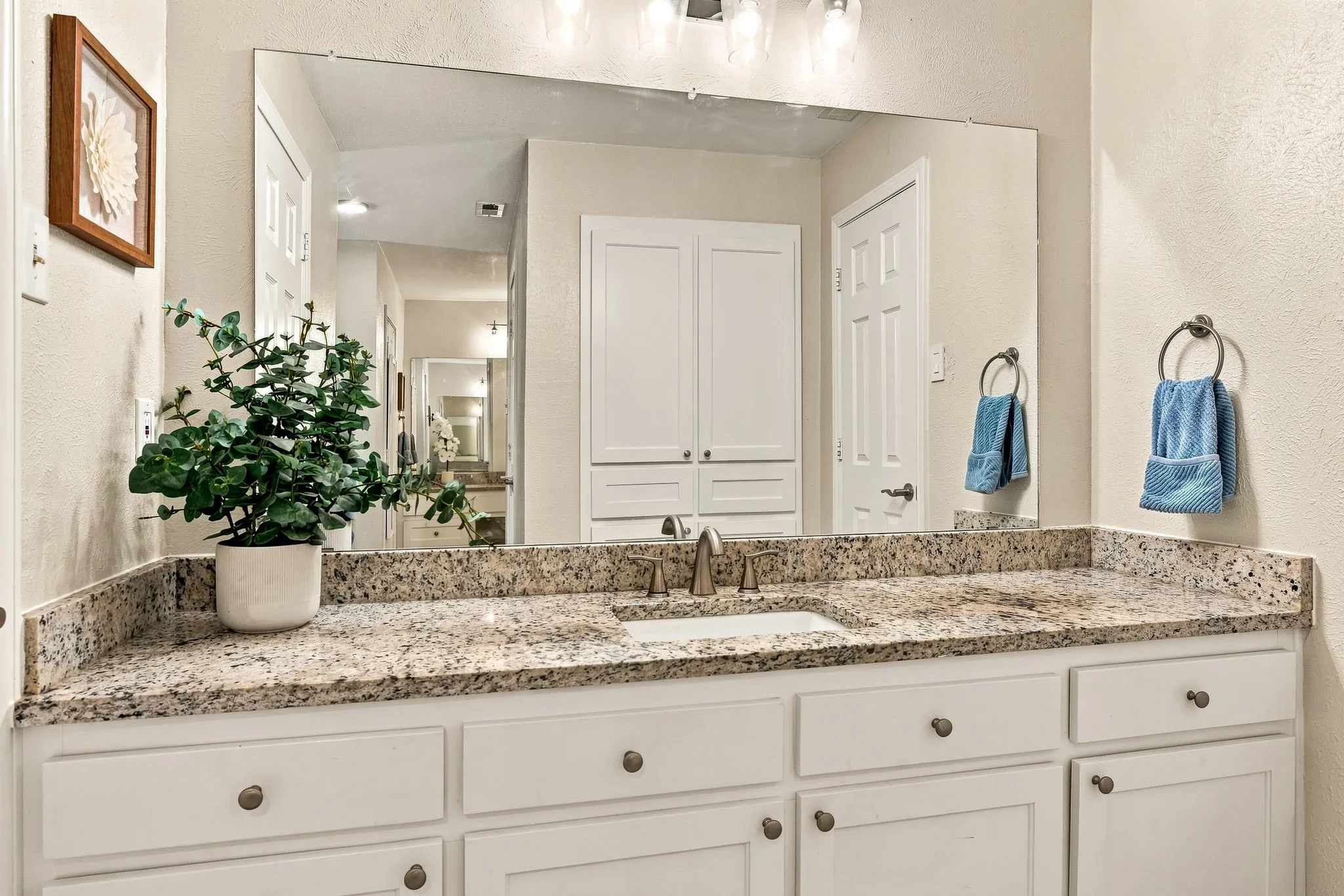 Single Family Residence For Sale in Dallas County , 2206 Victoria Lane, Richardson, Texas 75082, 3 Bedroom, 3 Bathroom, 2 Garage spaces, 2,440 Sqft, built in 1977, mls#21377433, Real Estate Agent in Richardson, Homes For Sale in Dallas county, Homes For Sale in Richardson, Realtor in Richardson Texas, Real Estate Brokerage Independent Realty Texas, Luminita Cordes Realtor