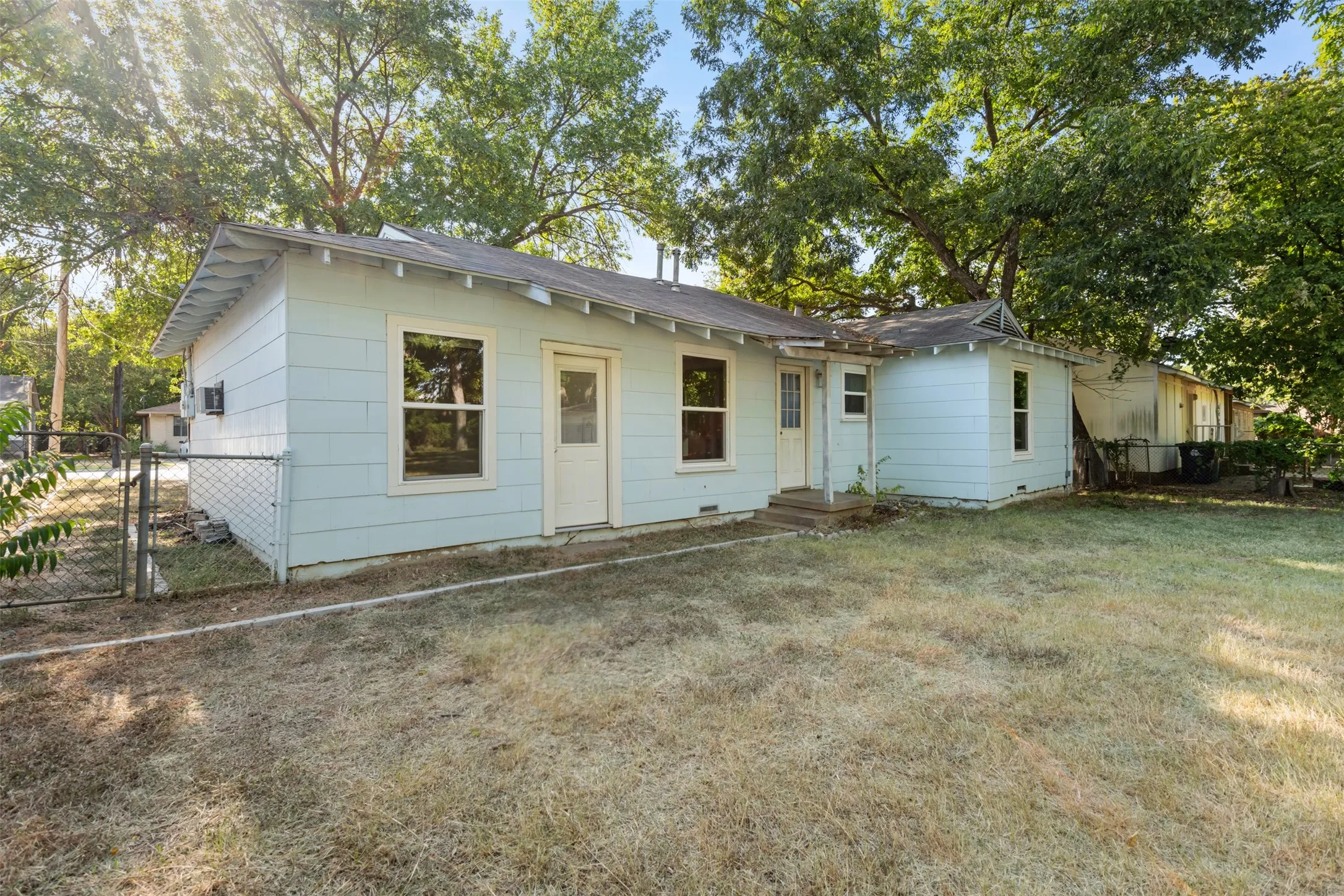Single Family Residence For Sale in Denton County , 1001 Alice Street, Denton, Texas 76201, 3 Bedroom, 1 Bathroom, 1 Garage spaces, 1,107 Sqft, built in 1961, mls#21377107, Real Estate Agent in Denton, Homes For Sale in Denton county, Homes For Sale in Denton, Realtor in Denton Texas, Real Estate Brokerage Independent Realty Texas, Luminita Cordes Realtor