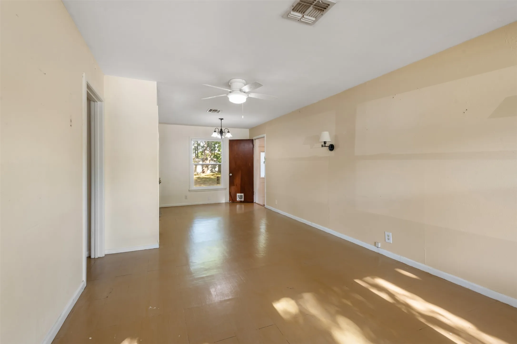 Single Family Residence For Sale in Denton County , 1001 Alice Street, Denton, Texas 76201, 3 Bedroom, 1 Bathroom, 1 Garage spaces, 1,107 Sqft, built in 1961, mls#21377107, Real Estate Agent in Denton, Homes For Sale in Denton county, Homes For Sale in Denton, Realtor in Denton Texas, Real Estate Brokerage Independent Realty Texas, Luminita Cordes Realtor