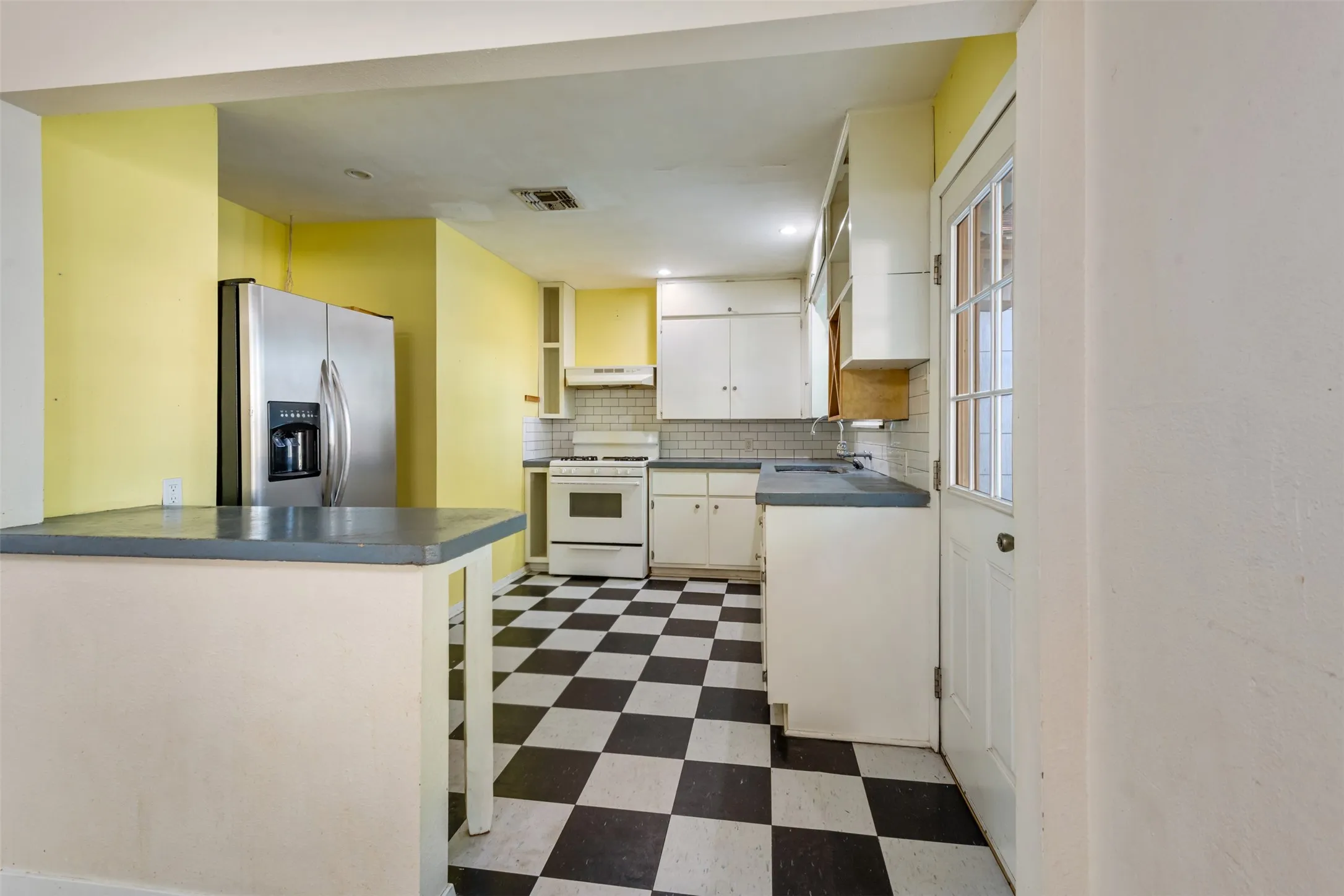 Single Family Residence For Sale in Denton County , 1001 Alice Street, Denton, Texas 76201, 3 Bedroom, 1 Bathroom, 1 Garage spaces, 1,107 Sqft, built in 1961, mls#21377107, Real Estate Agent in Denton, Homes For Sale in Denton county, Homes For Sale in Denton, Realtor in Denton Texas, Real Estate Brokerage Independent Realty Texas, Luminita Cordes Realtor