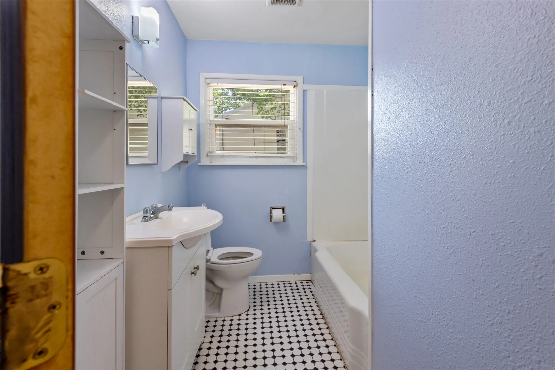 Single Family Residence For Sale in Denton County , 1001 Alice Street, Denton, Texas 76201, 3 Bedroom, 1 Bathroom, 1 Garage spaces, 1,107 Sqft, built in 1961, mls#21377107, Real Estate Agent in Denton, Homes For Sale in Denton county, Homes For Sale in Denton, Realtor in Denton Texas, Real Estate Brokerage Independent Realty Texas, Luminita Cordes Realtor
