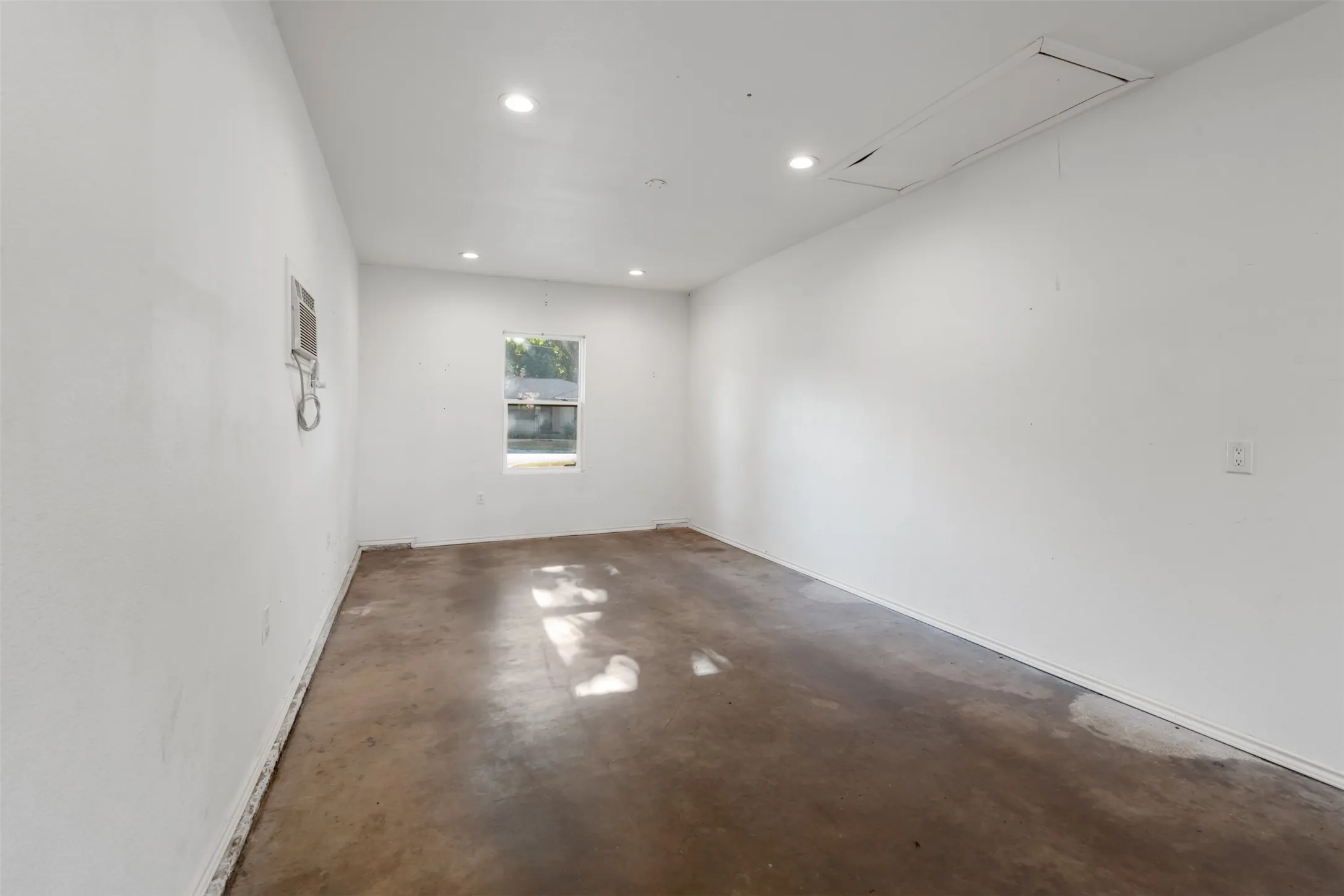 Single Family Residence For Sale in Denton County , 1001 Alice Street, Denton, Texas 76201, 3 Bedroom, 1 Bathroom, 1 Garage spaces, 1,107 Sqft, built in 1961, mls#21377107, Real Estate Agent in Denton, Homes For Sale in Denton county, Homes For Sale in Denton, Realtor in Denton Texas, Real Estate Brokerage Independent Realty Texas, Luminita Cordes Realtor