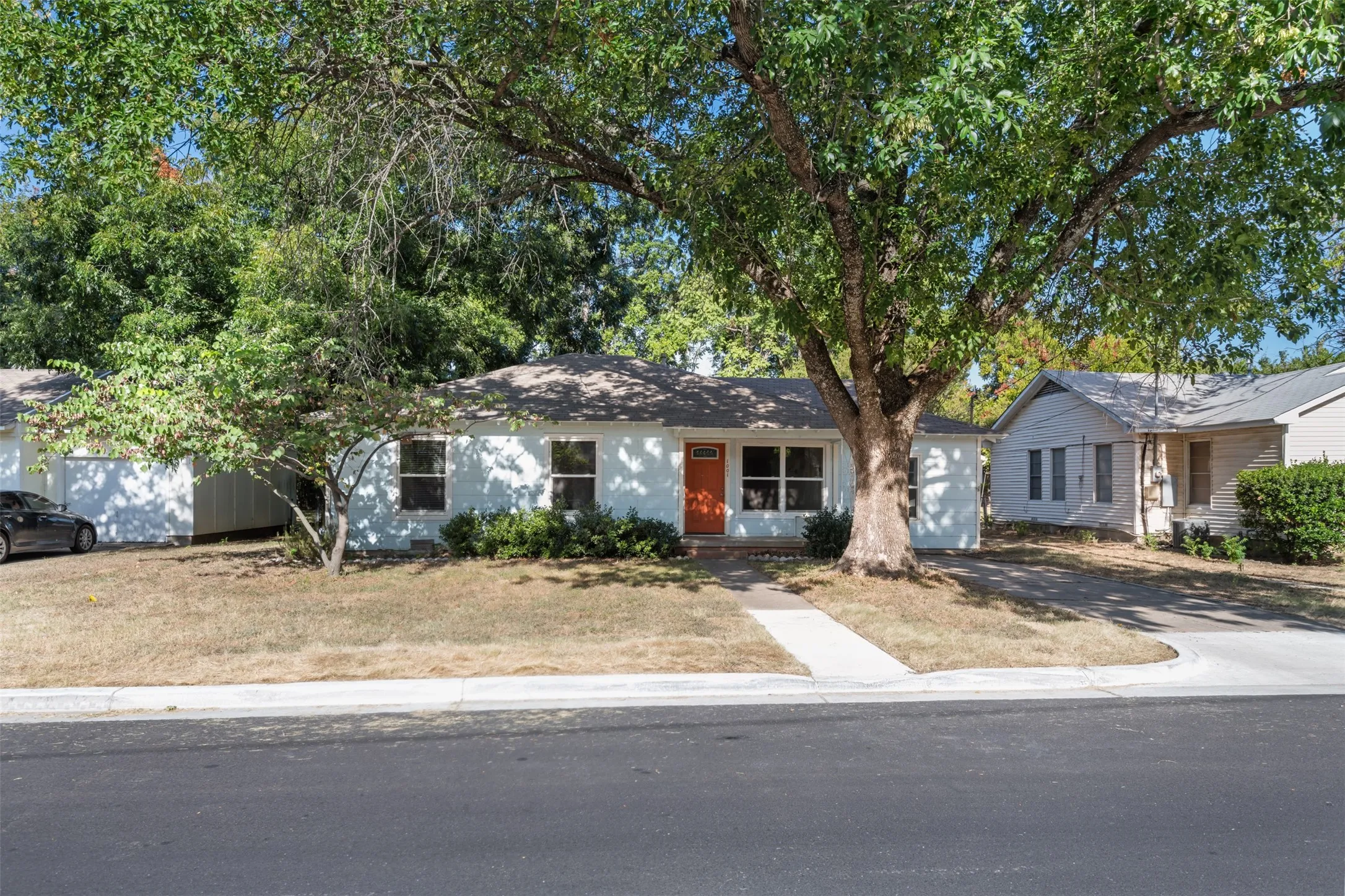 Single Family Residence For Sale in Denton County , 1001 Alice Street, Denton, Texas 76201, 3 Bedroom, 1 Bathroom, 1 Garage spaces, 1,107 Sqft, built in 1961, mls#21377107, Real Estate Agent in Denton, Homes For Sale in Denton county, Homes For Sale in Denton, Realtor in Denton Texas, Real Estate Brokerage Independent Realty Texas, Luminita Cordes Realtor