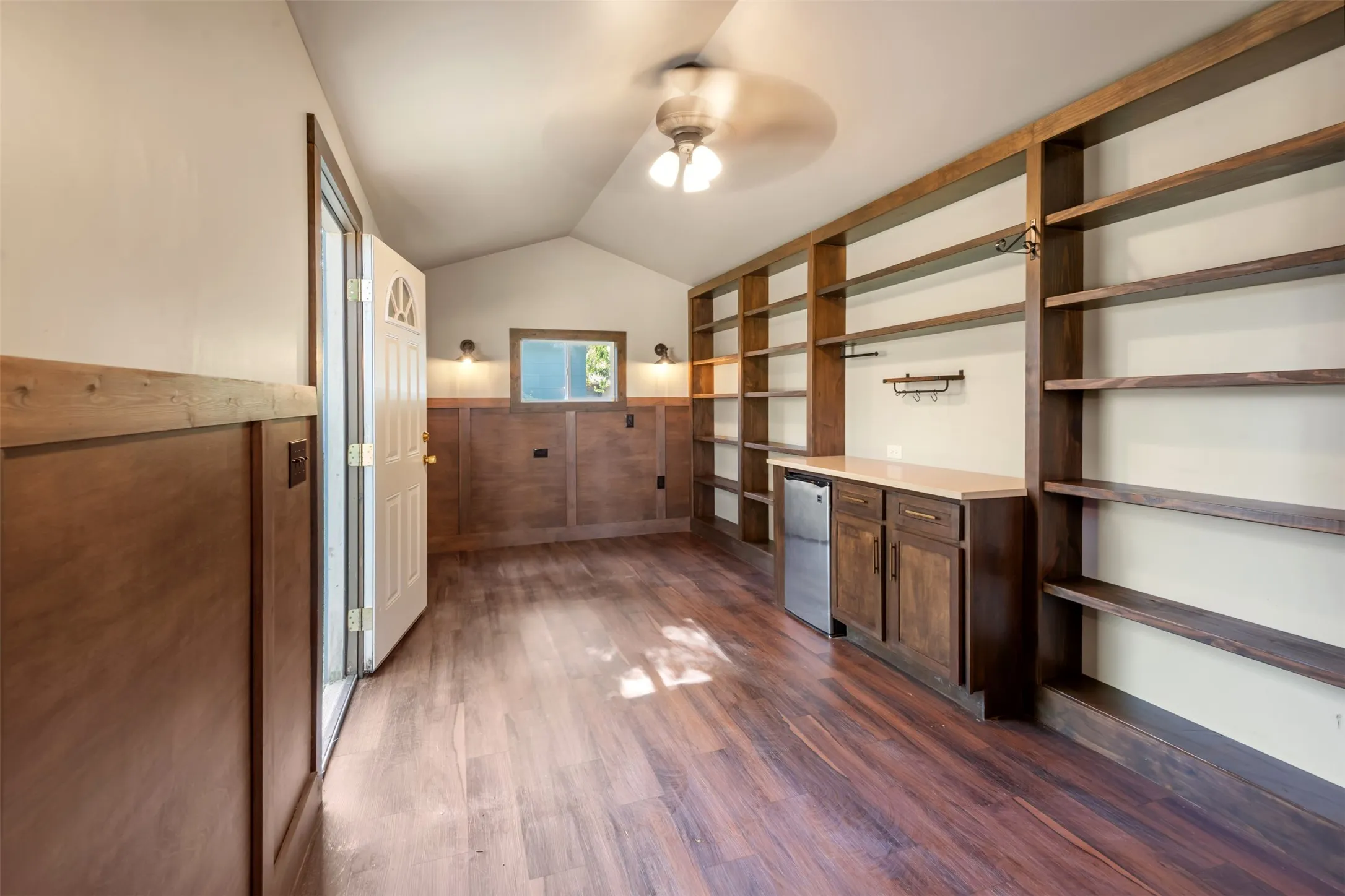 Single Family Residence For Sale in Denton County , 1001 Alice Street, Denton, Texas 76201, 3 Bedroom, 1 Bathroom, 1 Garage spaces, 1,107 Sqft, built in 1961, mls#21377107, Real Estate Agent in Denton, Homes For Sale in Denton county, Homes For Sale in Denton, Realtor in Denton Texas, Real Estate Brokerage Independent Realty Texas, Luminita Cordes Realtor