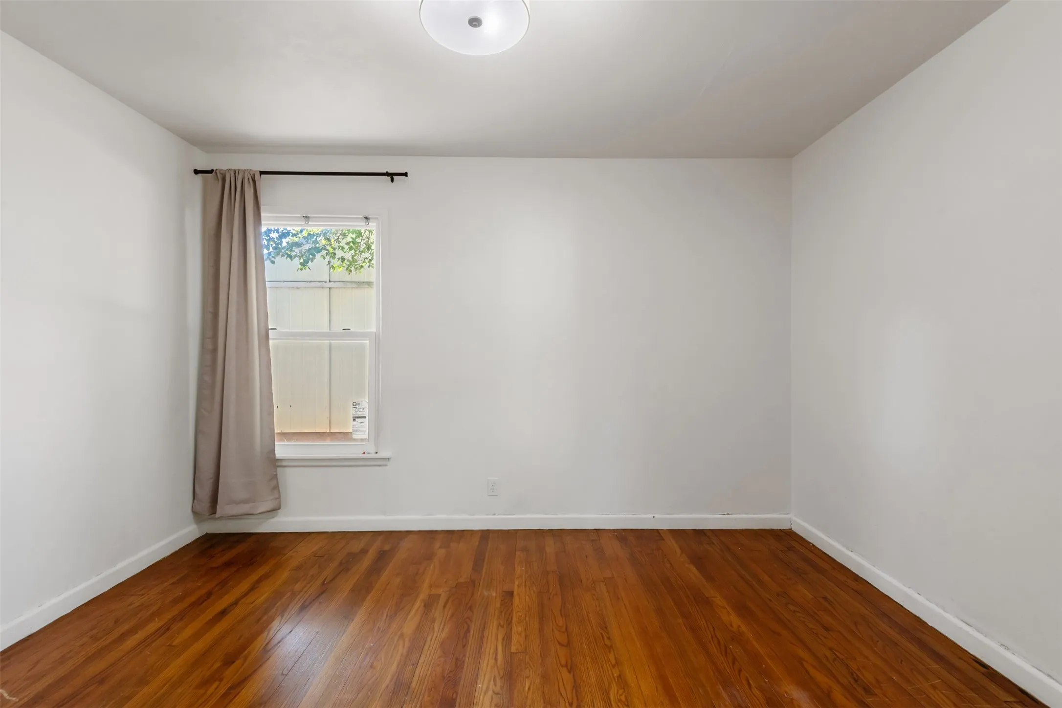 Single Family Residence For Sale in Denton County , 1001 Alice Street, Denton, Texas 76201, 3 Bedroom, 1 Bathroom, 1 Garage spaces, 1,107 Sqft, built in 1961, mls#21377107, Real Estate Agent in Denton, Homes For Sale in Denton county, Homes For Sale in Denton, Realtor in Denton Texas, Real Estate Brokerage Independent Realty Texas, Luminita Cordes Realtor