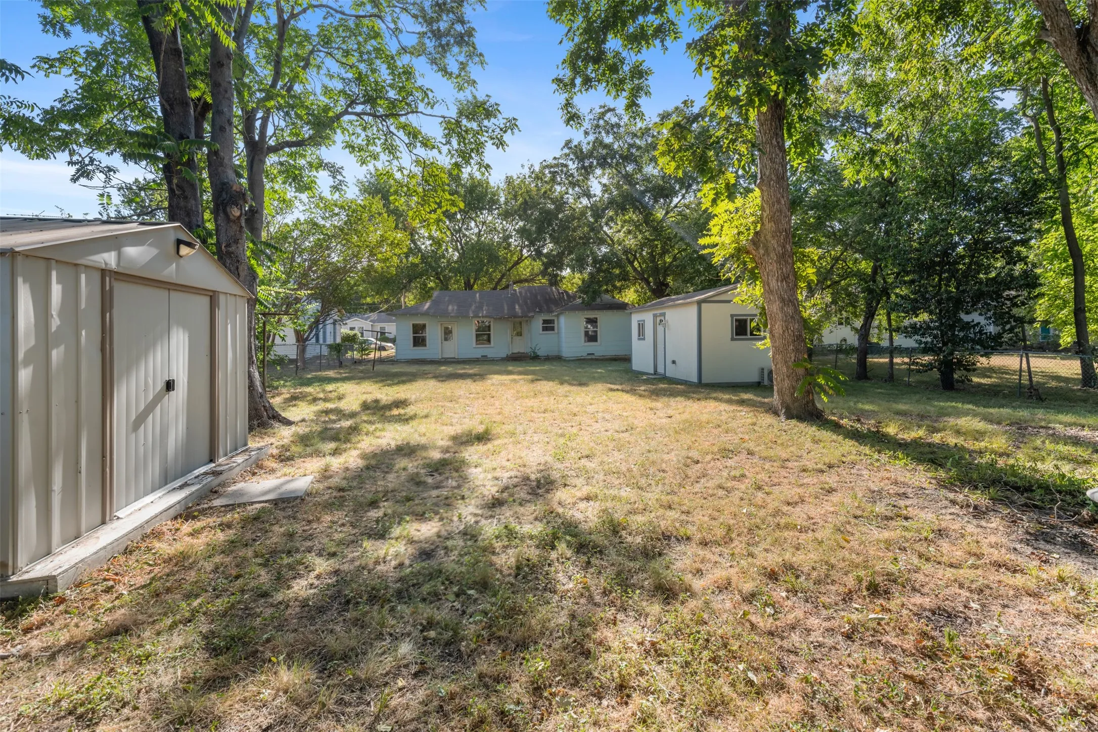 Single Family Residence For Sale in Denton County , 1001 Alice Street, Denton, Texas 76201, 3 Bedroom, 1 Bathroom, 1 Garage spaces, 1,107 Sqft, built in 1961, mls#21377107, Real Estate Agent in Denton, Homes For Sale in Denton county, Homes For Sale in Denton, Realtor in Denton Texas, Real Estate Brokerage Independent Realty Texas, Luminita Cordes Realtor