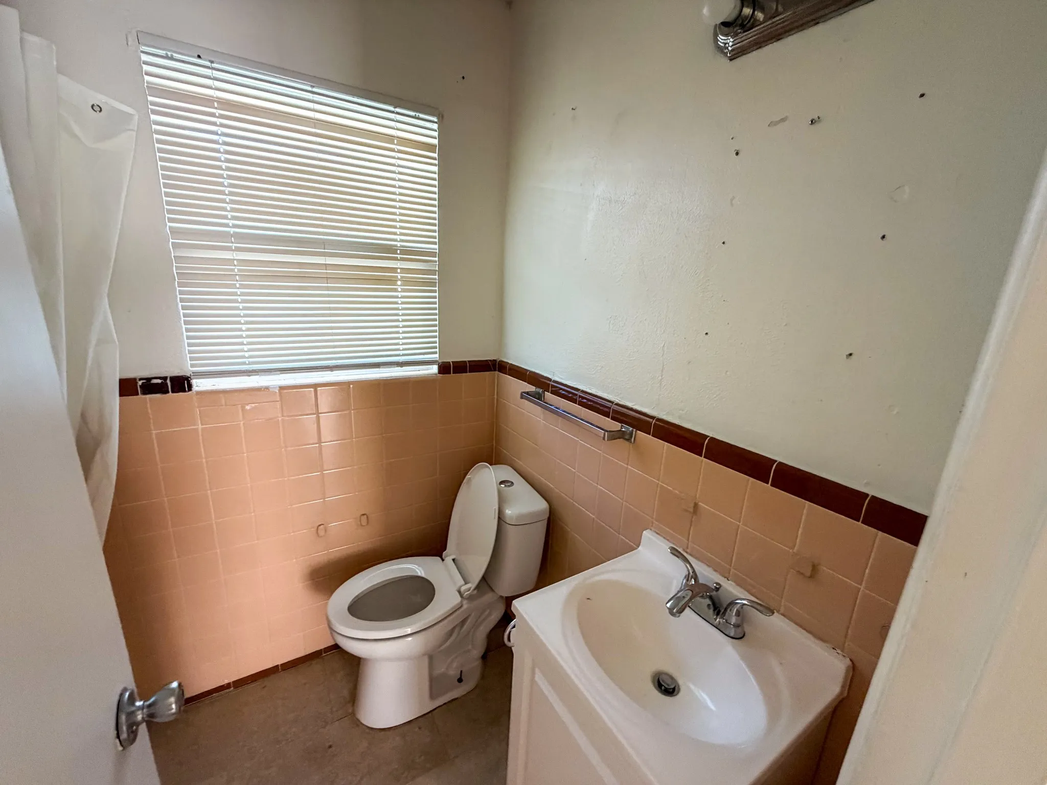 Duplex For Rent in Grayson County , 67 Mundt Street, Denison, Texas 75020, 3 Bedroom, 1 Bathroom, Garage spaces, 1,117 Sqft, built in 1945, mls#21378500, Real Estate Agent in Denison, Homes For Rent in Grayson county, Homes For Rent in Denison, Realtor in Denison Texas, Real Estate Brokerage Independent Realty Texas, Luminita Cordes Realtor