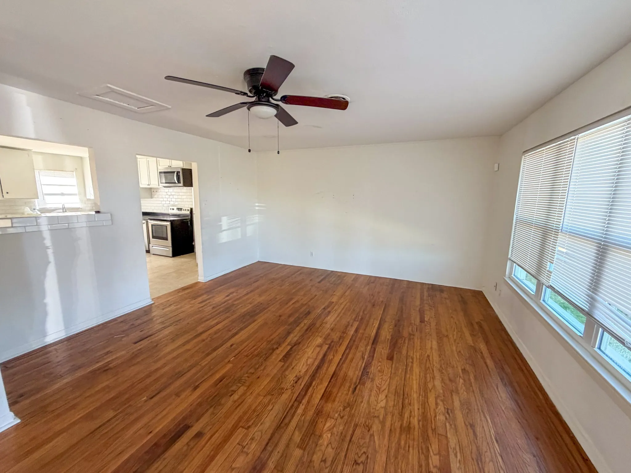Duplex For Rent in Grayson County , 67 Mundt Street, Denison, Texas 75020, 3 Bedroom, 1 Bathroom, Garage spaces, 1,117 Sqft, built in 1945, mls#21378500, Real Estate Agent in Denison, Homes For Rent in Grayson county, Homes For Rent in Denison, Realtor in Denison Texas, Real Estate Brokerage Independent Realty Texas, Luminita Cordes Realtor