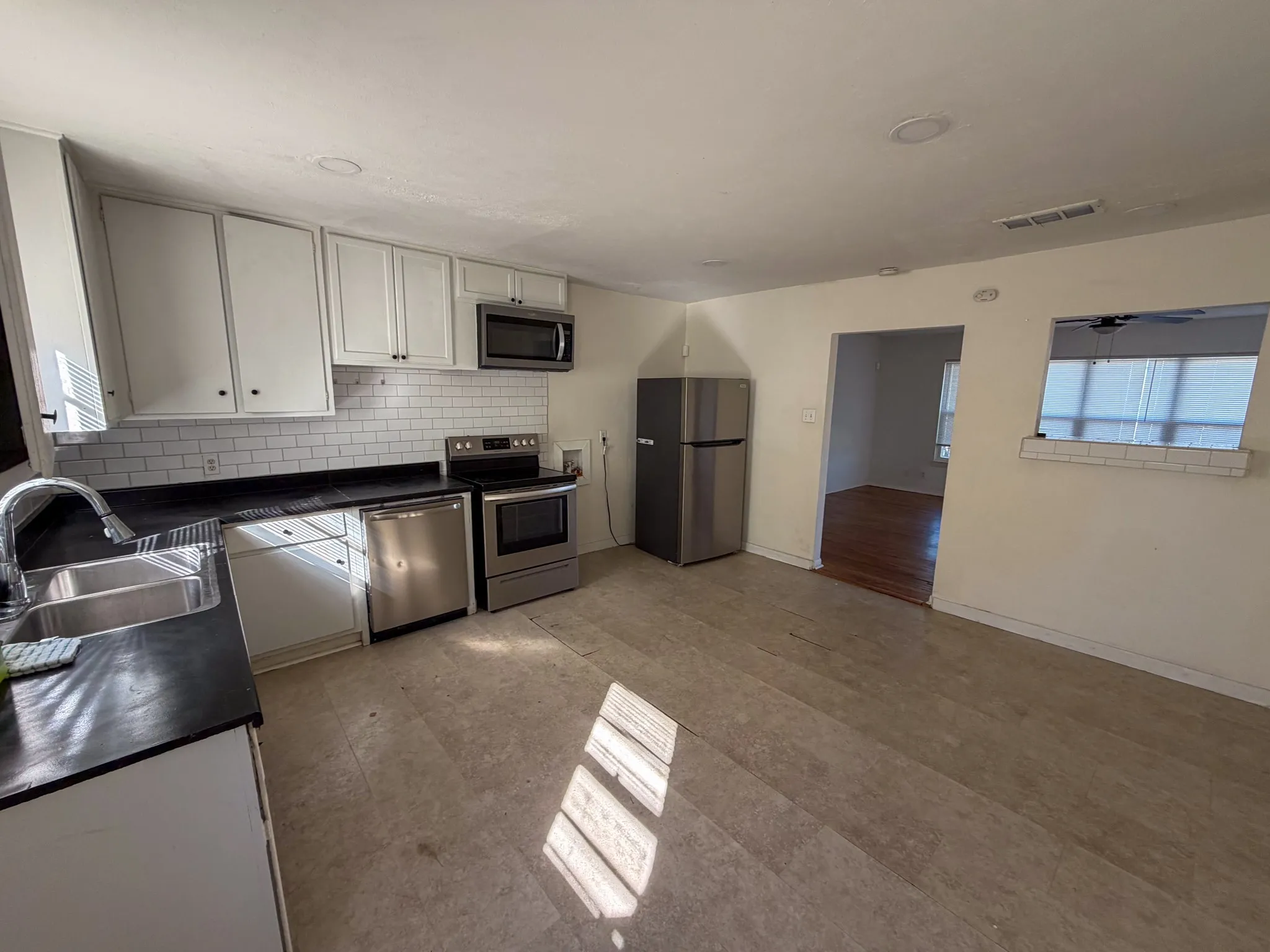 Duplex For Rent in Grayson County , 67 Mundt Street, Denison, Texas 75020, 3 Bedroom, 1 Bathroom, Garage spaces, 1,117 Sqft, built in 1945, mls#21378500, Real Estate Agent in Denison, Homes For Rent in Grayson county, Homes For Rent in Denison, Realtor in Denison Texas, Real Estate Brokerage Independent Realty Texas, Luminita Cordes Realtor