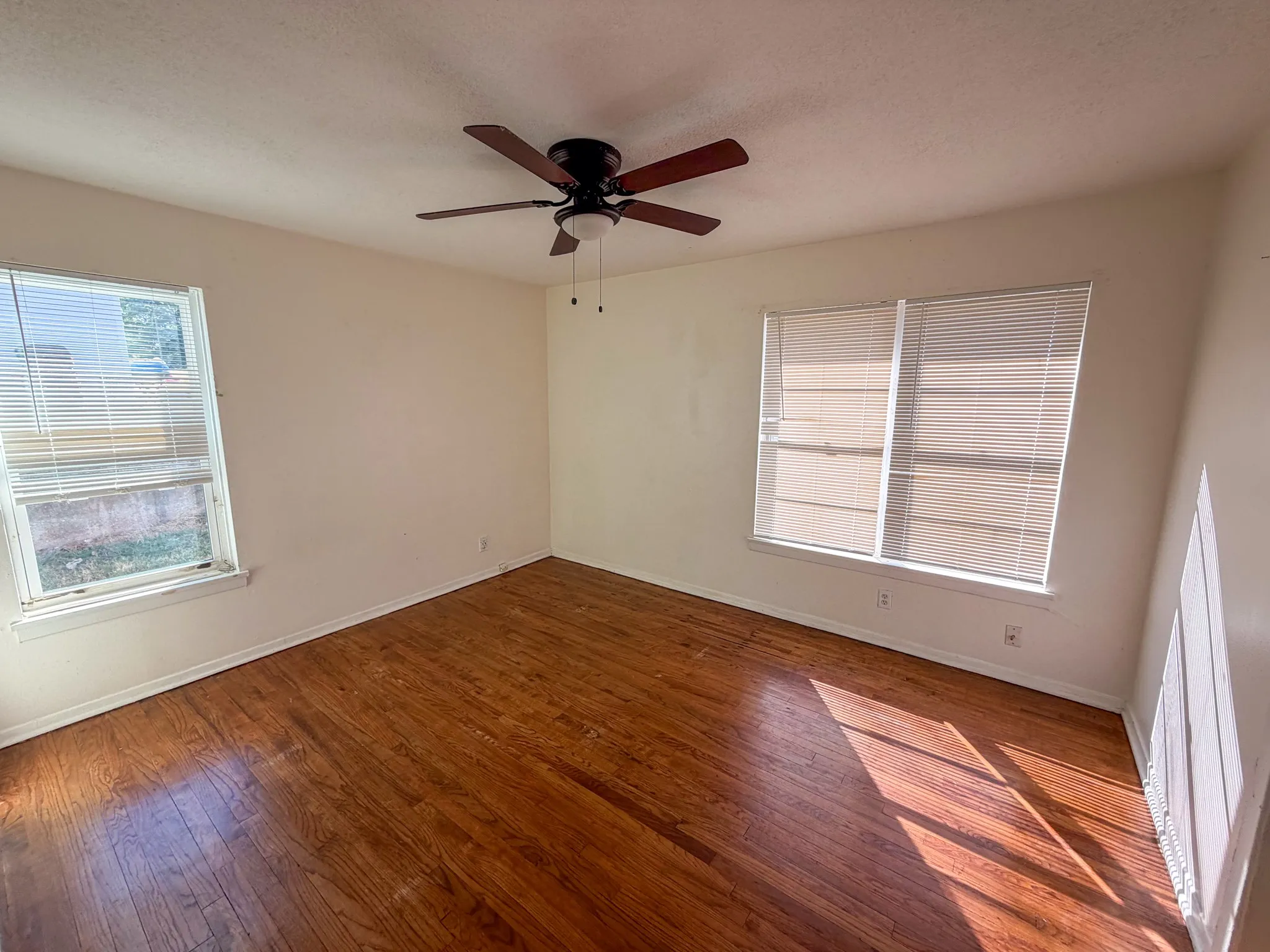 Duplex For Rent in Grayson County , 67 Mundt Street, Denison, Texas 75020, 3 Bedroom, 1 Bathroom, Garage spaces, 1,117 Sqft, built in 1945, mls#21378500, Real Estate Agent in Denison, Homes For Rent in Grayson county, Homes For Rent in Denison, Realtor in Denison Texas, Real Estate Brokerage Independent Realty Texas, Luminita Cordes Realtor