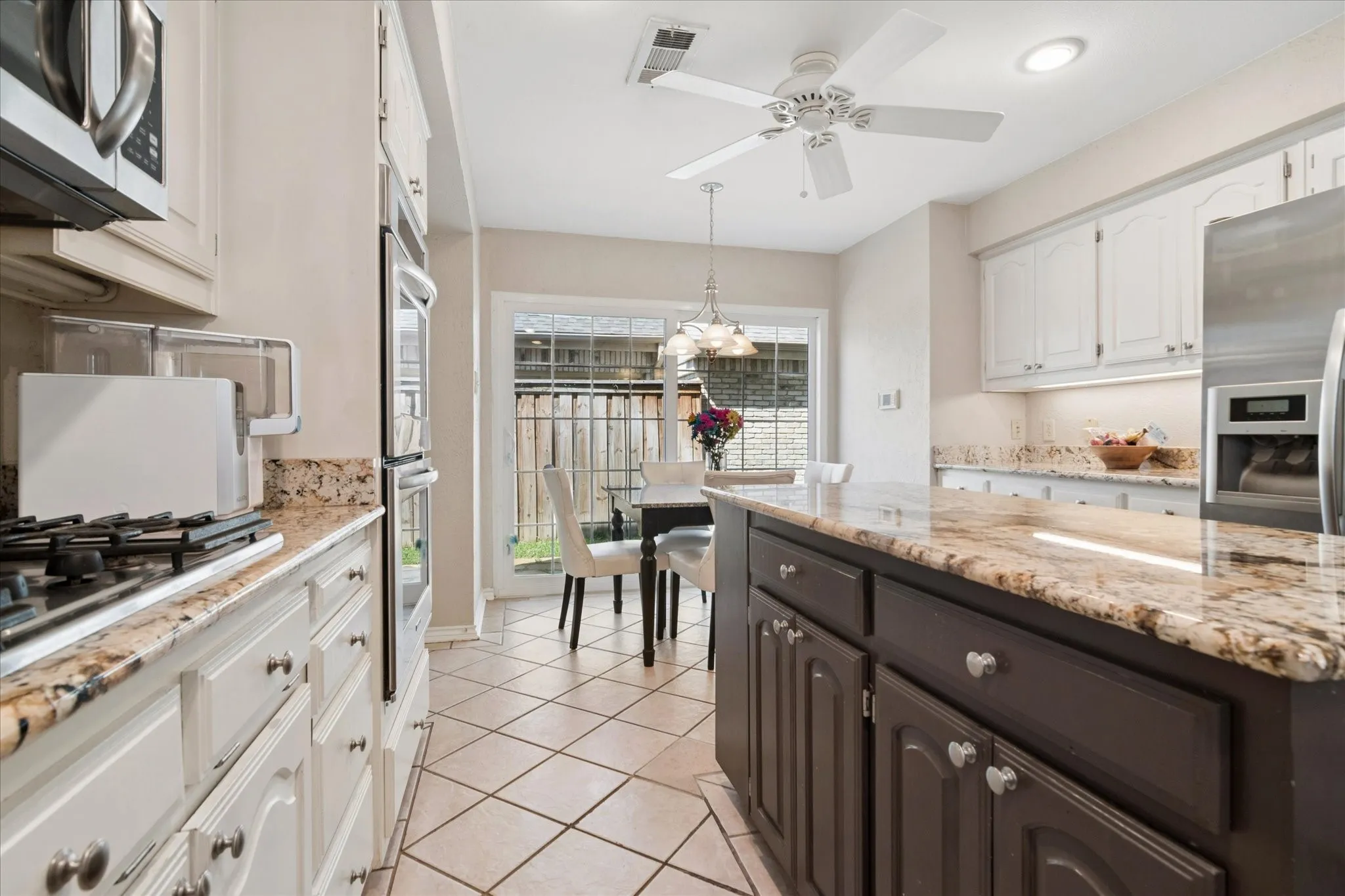 Large kitchen includes a breakfast area