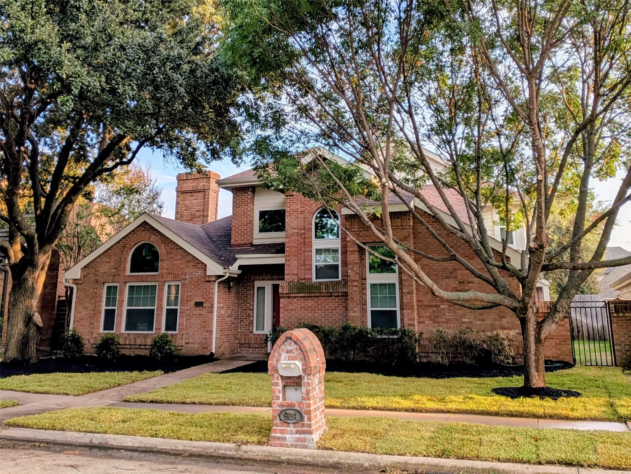 Single Family Residence For Sale in Dallas County , 924 Mc Coy Drive, Irving, Texas 75062, 3 Bedroom, 3 Bathroom, 2 Garage spaces, 2,388 Sqft, built in 1987, mls#21375517, Real Estate Agent in Irving, Homes For Sale in Dallas county, Homes For Sale in Irving, Realtor in Irving Texas, Real Estate Brokerage Independent Realty Texas, Luminita Cordes Realtor