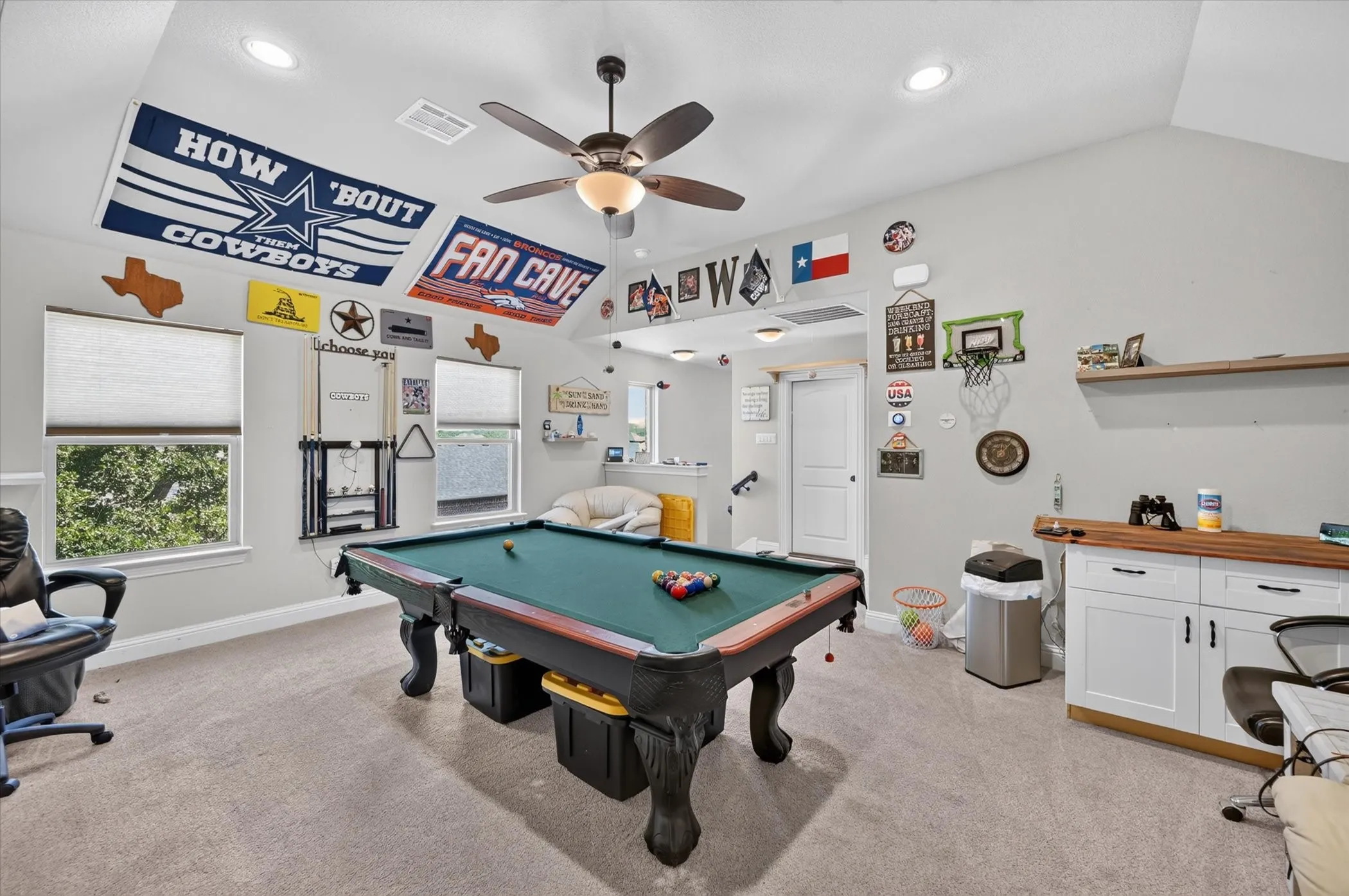 Vaulted ceiling with recessed lighting and ceiling fan