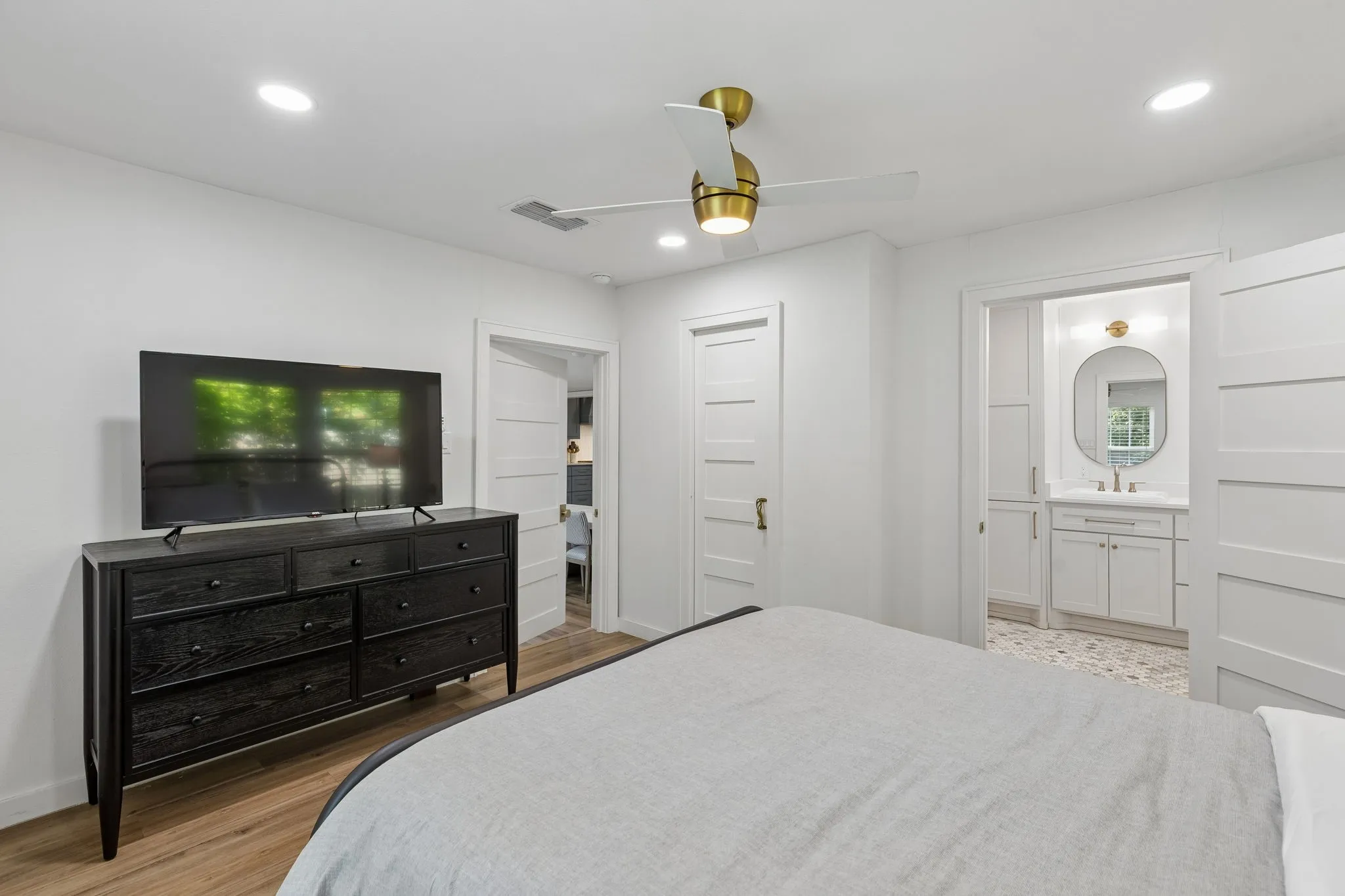 Single Family Residence For Sale in Collin County , 807 Largent Street, Mc Kinney, Texas 75069, 3 Bedroom, 2 Bathroom, 1 Garage spaces, 1,760 Sqft, built in 1950, mls#21378505, Real Estate Agent in Mc Kinney, Homes For Sale in Collin county, Homes For Sale in Mc Kinney, Realtor in Mc Kinney Texas, Real Estate Brokerage Independent Realty Texas, Luminita Cordes Realtor