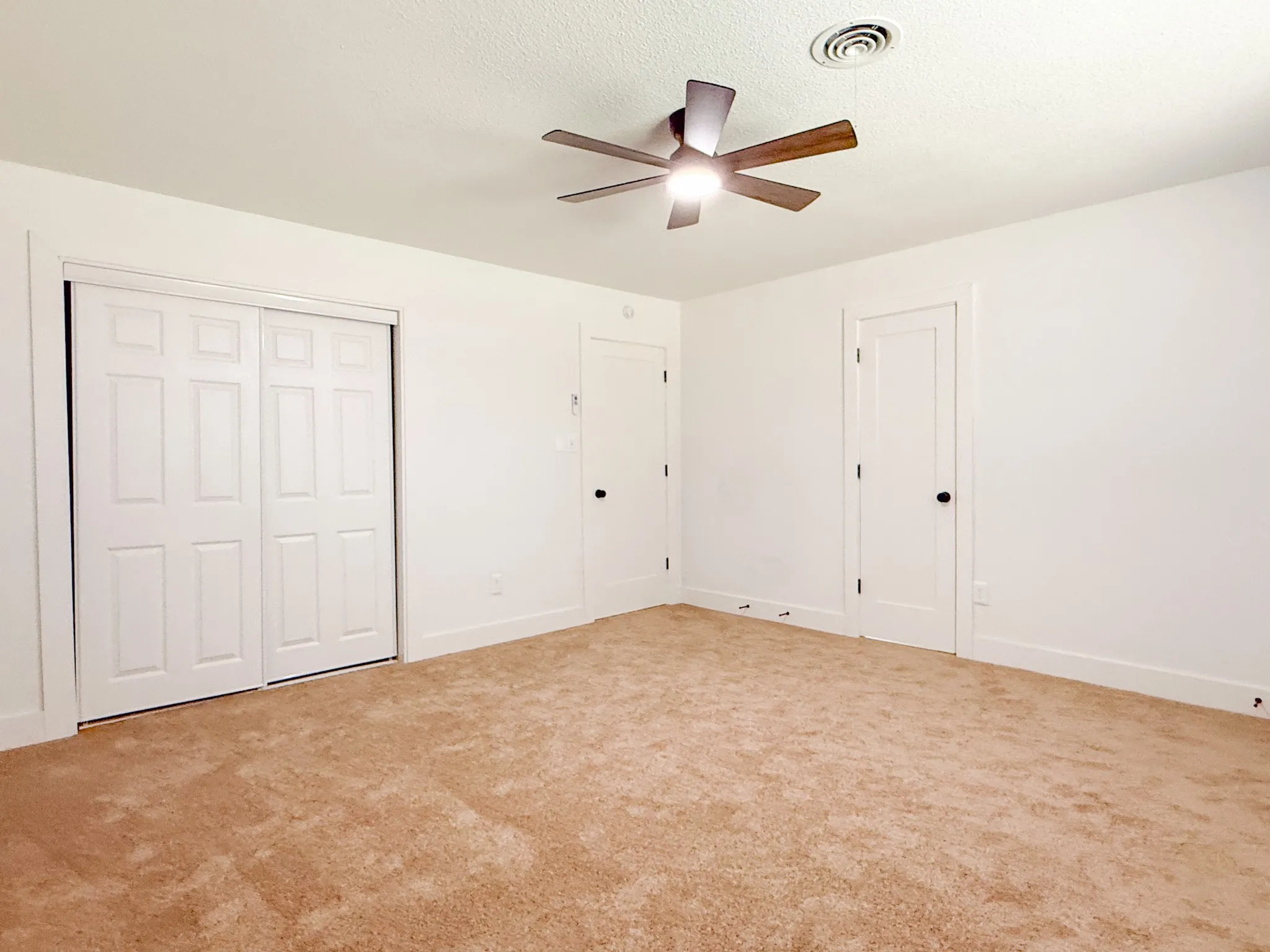 Single Family Residence For Sale in Tarrant County , 228 Hallbrook Drive, Fort Worth, Texas 76134, 3 Bedroom, 2 Bathroom, 2 Garage spaces, 1,705 Sqft, built in 1961, mls#21378508, Real Estate Agent in Fort Worth, Homes For Sale in Tarrant county, Homes For Sale in Fort Worth, Realtor in Fort Worth Texas, Real Estate Brokerage Independent Realty Texas, Luminita Cordes Realtor