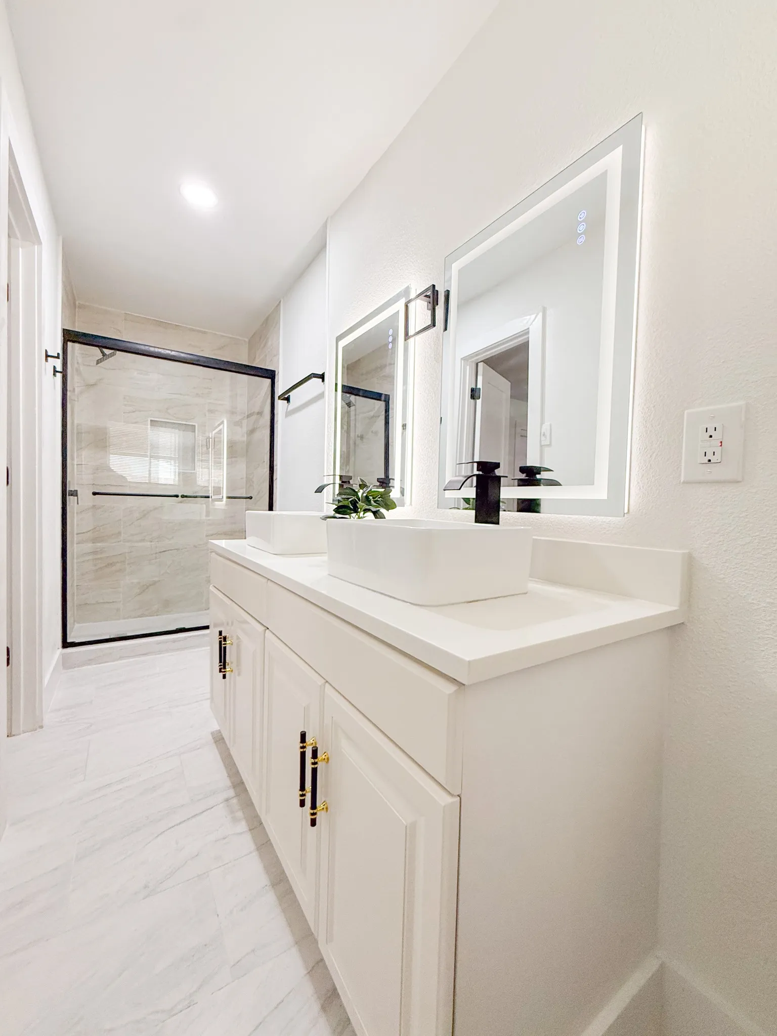 Single Family Residence For Sale in Tarrant County , 228 Hallbrook Drive, Fort Worth, Texas 76134, 3 Bedroom, 2 Bathroom, 2 Garage spaces, 1,705 Sqft, built in 1961, mls#21378508, Real Estate Agent in Fort Worth, Homes For Sale in Tarrant county, Homes For Sale in Fort Worth, Realtor in Fort Worth Texas, Real Estate Brokerage Independent Realty Texas, Luminita Cordes Realtor