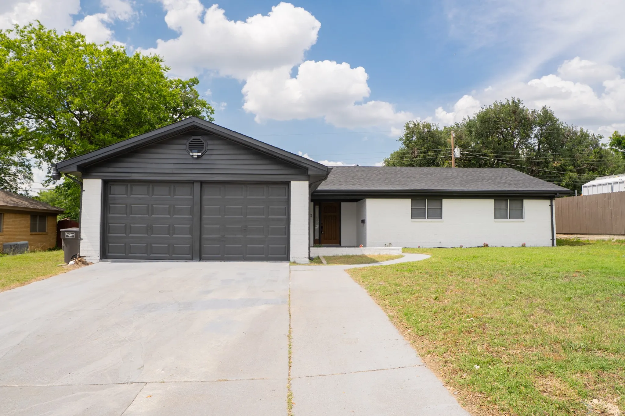 Single Family Residence For Sale in Tarrant County , 228 Hallbrook Drive, Fort Worth, Texas 76134, 3 Bedroom, 2 Bathroom, 2 Garage spaces, 1,705 Sqft, built in 1961, mls#21378508, Real Estate Agent in Fort Worth, Homes For Sale in Tarrant county, Homes For Sale in Fort Worth, Realtor in Fort Worth Texas, Real Estate Brokerage Independent Realty Texas, Luminita Cordes Realtor
