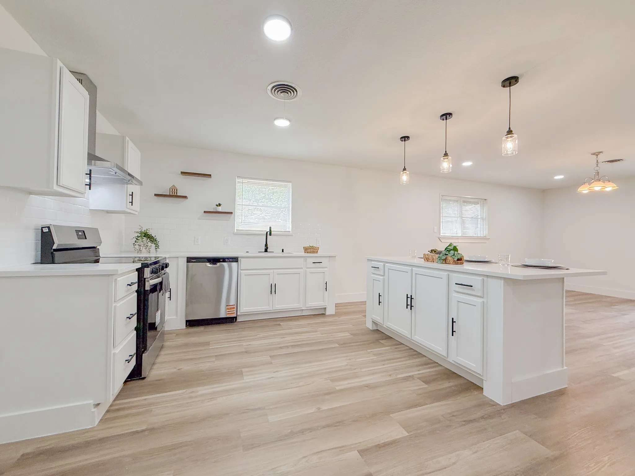 Single Family Residence For Sale in Tarrant County , 228 Hallbrook Drive, Fort Worth, Texas 76134, 3 Bedroom, 2 Bathroom, 2 Garage spaces, 1,705 Sqft, built in 1961, mls#21378508, Real Estate Agent in Fort Worth, Homes For Sale in Tarrant county, Homes For Sale in Fort Worth, Realtor in Fort Worth Texas, Real Estate Brokerage Independent Realty Texas, Luminita Cordes Realtor