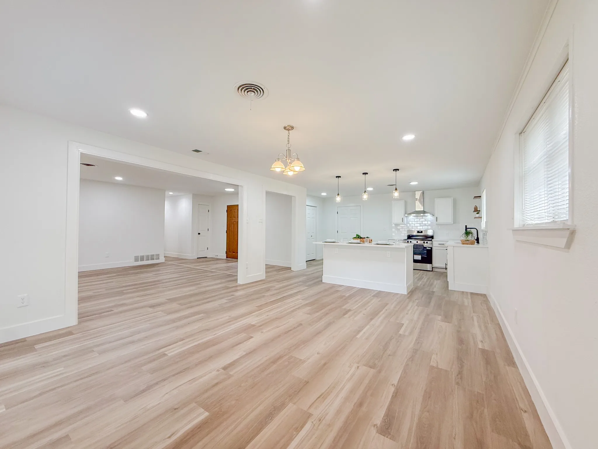 Single Family Residence For Sale in Tarrant County , 228 Hallbrook Drive, Fort Worth, Texas 76134, 3 Bedroom, 2 Bathroom, 2 Garage spaces, 1,705 Sqft, built in 1961, mls#21378508, Real Estate Agent in Fort Worth, Homes For Sale in Tarrant county, Homes For Sale in Fort Worth, Realtor in Fort Worth Texas, Real Estate Brokerage Independent Realty Texas, Luminita Cordes Realtor