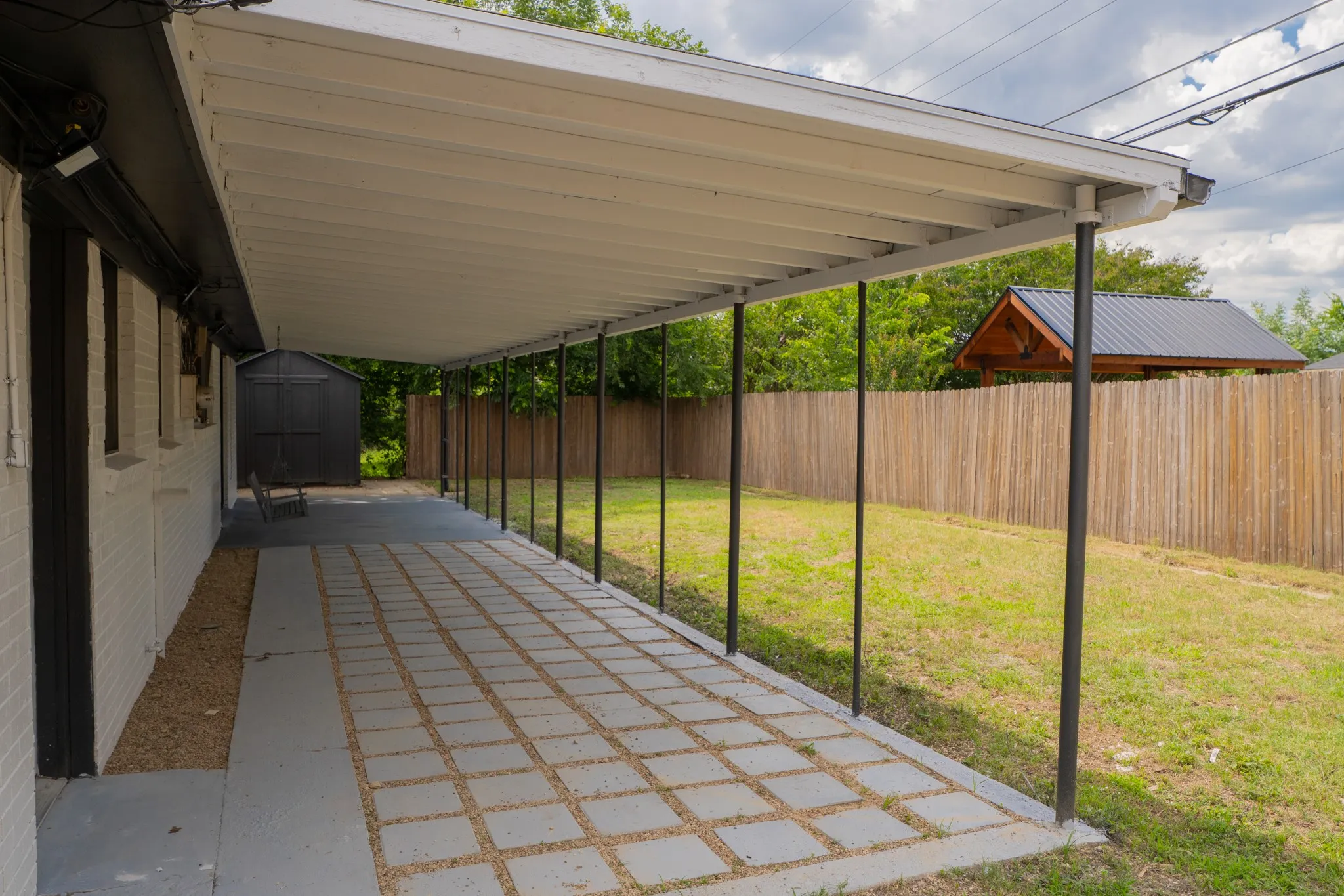 Single Family Residence For Sale in Tarrant County , 228 Hallbrook Drive, Fort Worth, Texas 76134, 3 Bedroom, 2 Bathroom, 2 Garage spaces, 1,705 Sqft, built in 1961, mls#21378508, Real Estate Agent in Fort Worth, Homes For Sale in Tarrant county, Homes For Sale in Fort Worth, Realtor in Fort Worth Texas, Real Estate Brokerage Independent Realty Texas, Luminita Cordes Realtor