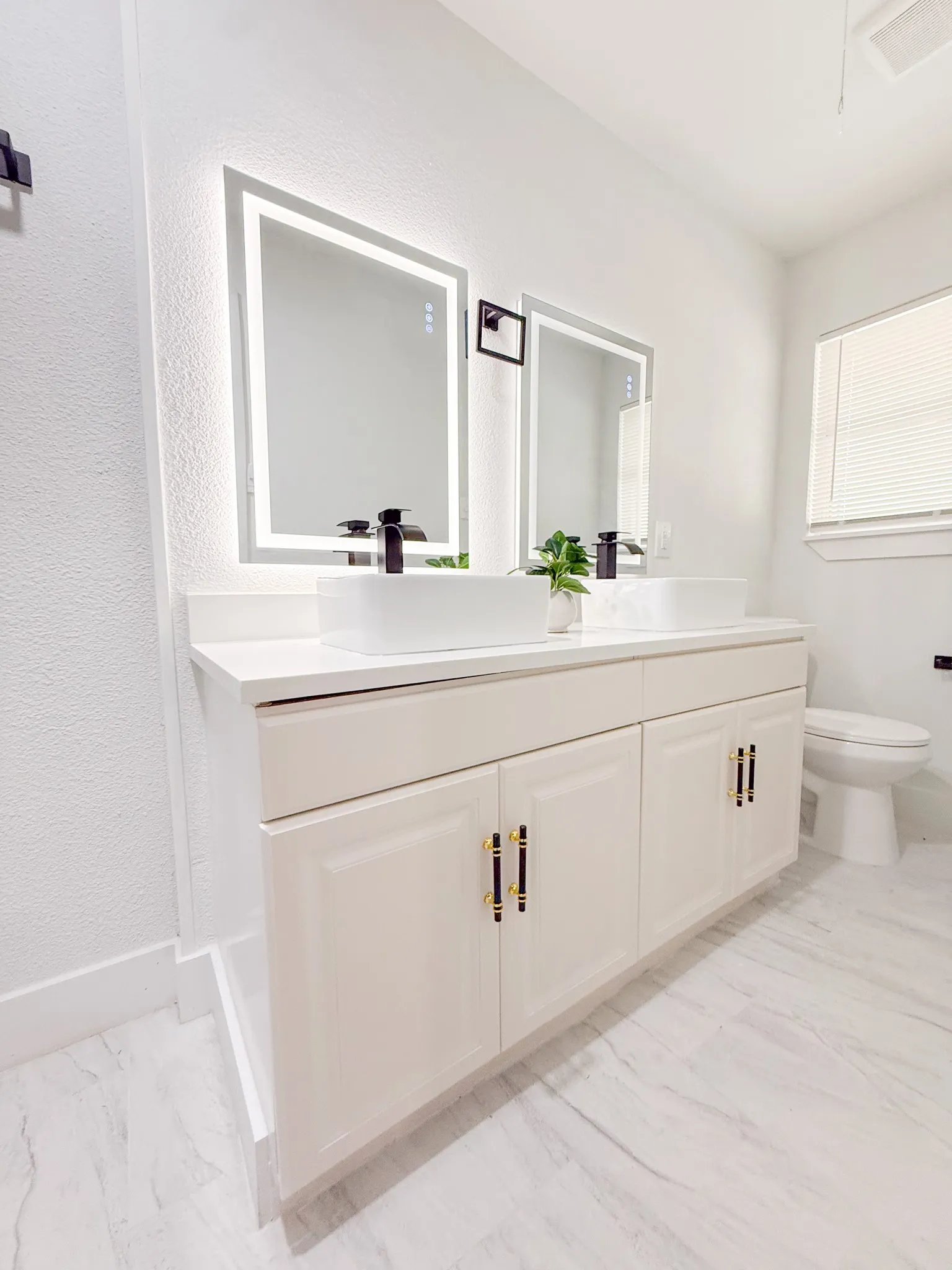 Single Family Residence For Sale in Tarrant County , 228 Hallbrook Drive, Fort Worth, Texas 76134, 3 Bedroom, 2 Bathroom, 2 Garage spaces, 1,705 Sqft, built in 1961, mls#21378508, Real Estate Agent in Fort Worth, Homes For Sale in Tarrant county, Homes For Sale in Fort Worth, Realtor in Fort Worth Texas, Real Estate Brokerage Independent Realty Texas, Luminita Cordes Realtor