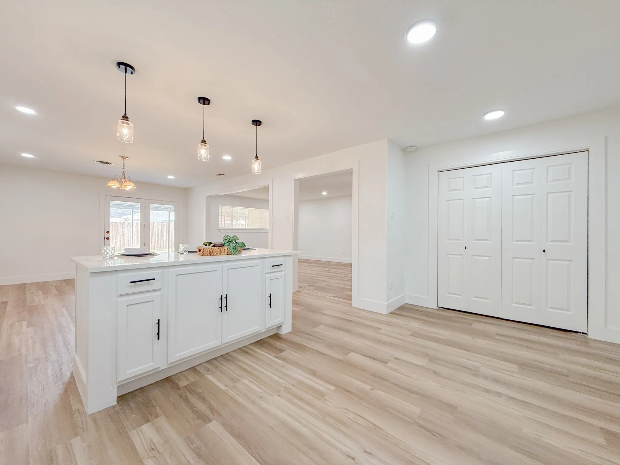 Single Family Residence For Sale in Tarrant County , 228 Hallbrook Drive, Fort Worth, Texas 76134, 3 Bedroom, 2 Bathroom, 2 Garage spaces, 1,705 Sqft, built in 1961, mls#21378508, Real Estate Agent in Fort Worth, Homes For Sale in Tarrant county, Homes For Sale in Fort Worth, Realtor in Fort Worth Texas, Real Estate Brokerage Independent Realty Texas, Luminita Cordes Realtor