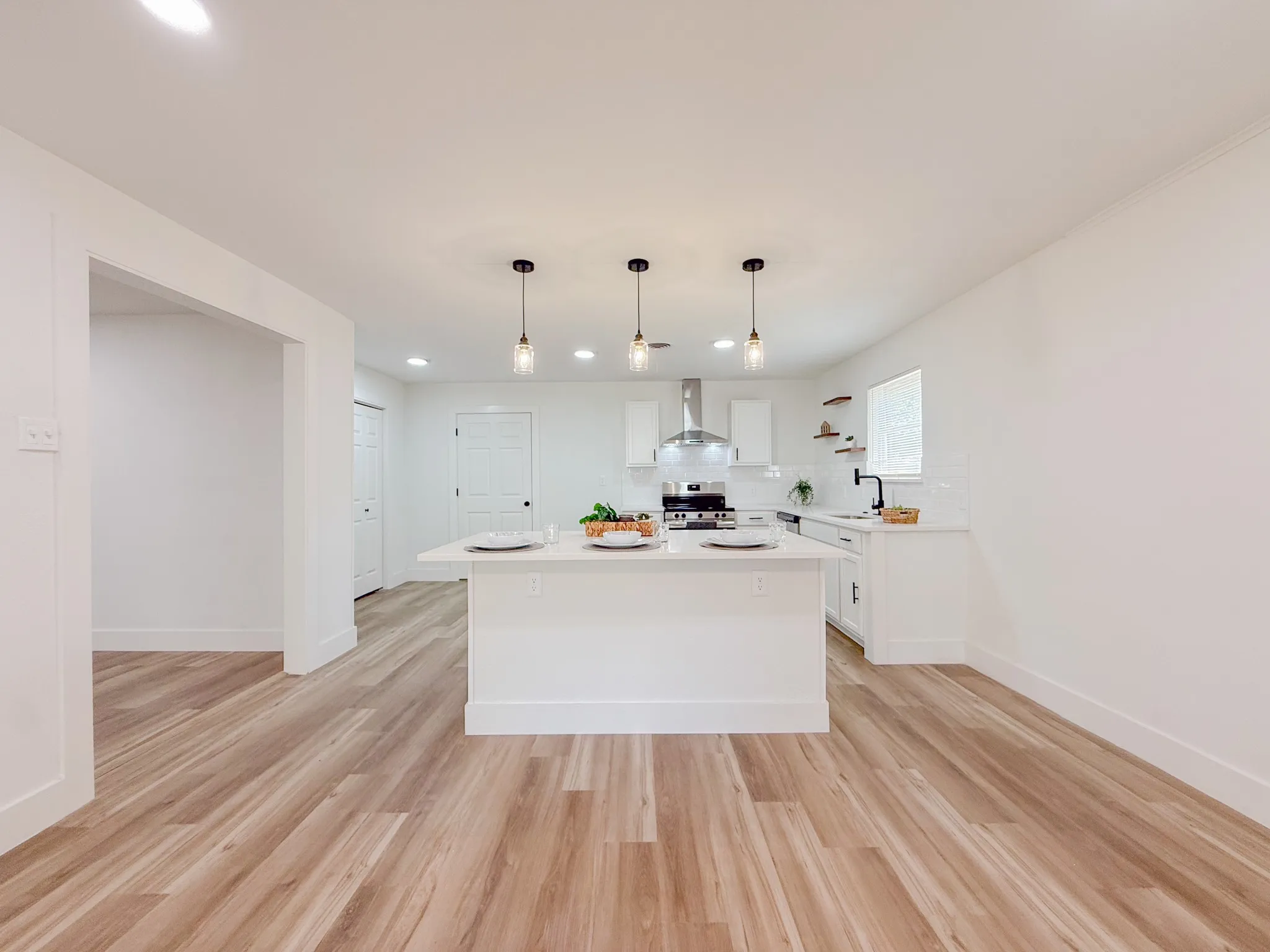 Single Family Residence For Sale in Tarrant County , 228 Hallbrook Drive, Fort Worth, Texas 76134, 3 Bedroom, 2 Bathroom, 2 Garage spaces, 1,705 Sqft, built in 1961, mls#21378508, Real Estate Agent in Fort Worth, Homes For Sale in Tarrant county, Homes For Sale in Fort Worth, Realtor in Fort Worth Texas, Real Estate Brokerage Independent Realty Texas, Luminita Cordes Realtor
