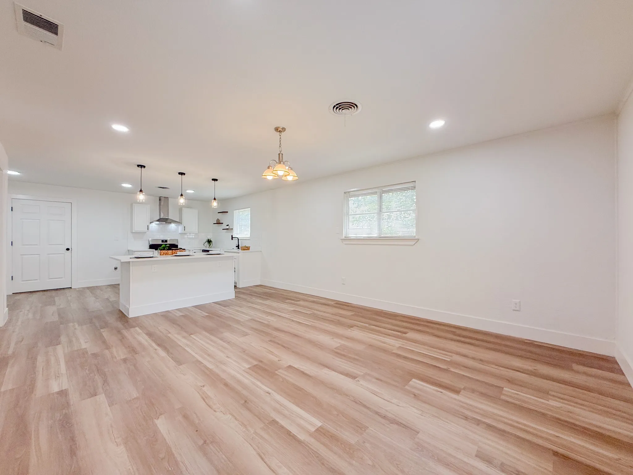 Single Family Residence For Sale in Tarrant County , 228 Hallbrook Drive, Fort Worth, Texas 76134, 3 Bedroom, 2 Bathroom, 2 Garage spaces, 1,705 Sqft, built in 1961, mls#21378508, Real Estate Agent in Fort Worth, Homes For Sale in Tarrant county, Homes For Sale in Fort Worth, Realtor in Fort Worth Texas, Real Estate Brokerage Independent Realty Texas, Luminita Cordes Realtor