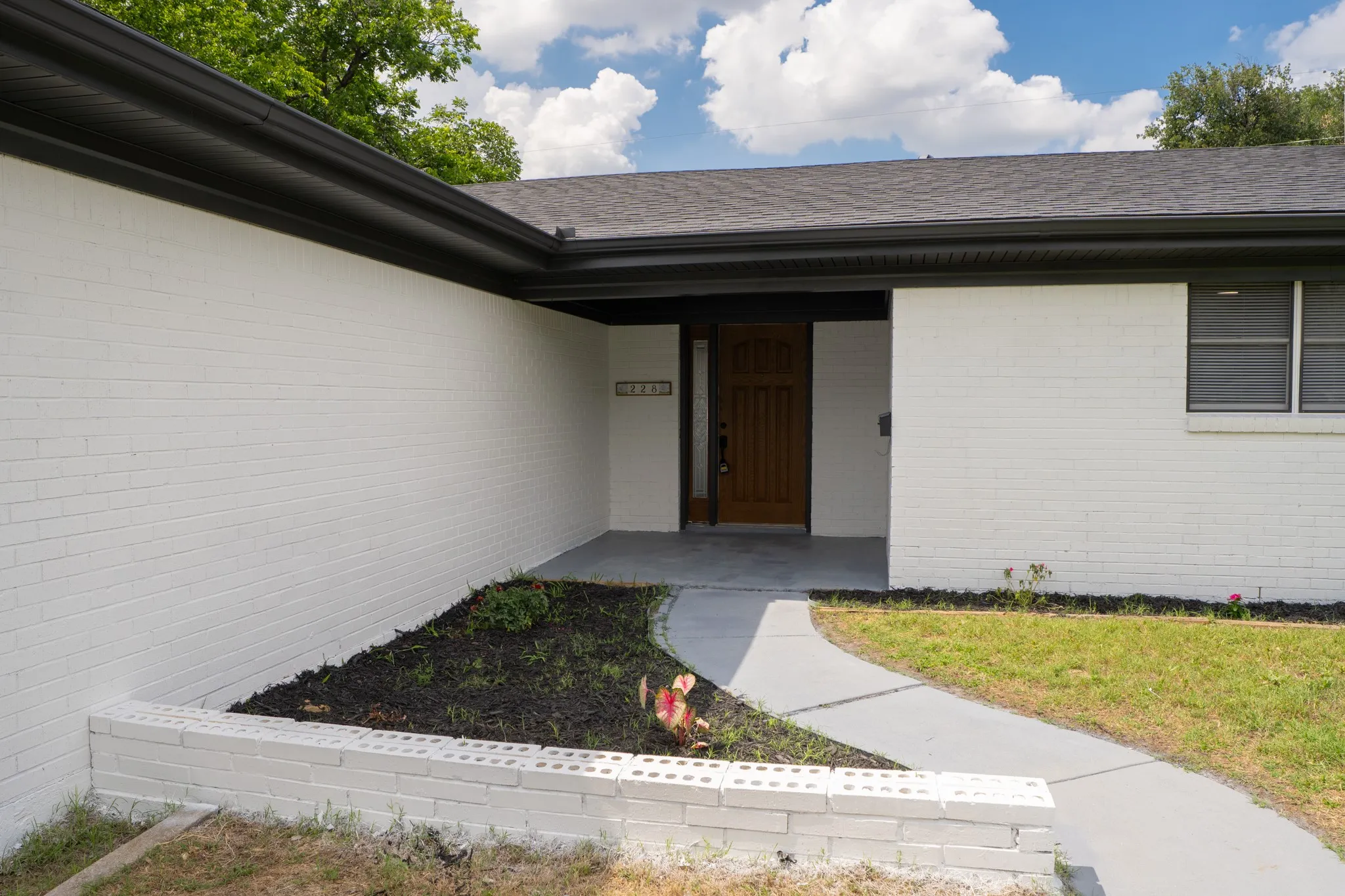 Single Family Residence For Sale in Tarrant County , 228 Hallbrook Drive, Fort Worth, Texas 76134, 3 Bedroom, 2 Bathroom, 2 Garage spaces, 1,705 Sqft, built in 1961, mls#21378508, Real Estate Agent in Fort Worth, Homes For Sale in Tarrant county, Homes For Sale in Fort Worth, Realtor in Fort Worth Texas, Real Estate Brokerage Independent Realty Texas, Luminita Cordes Realtor