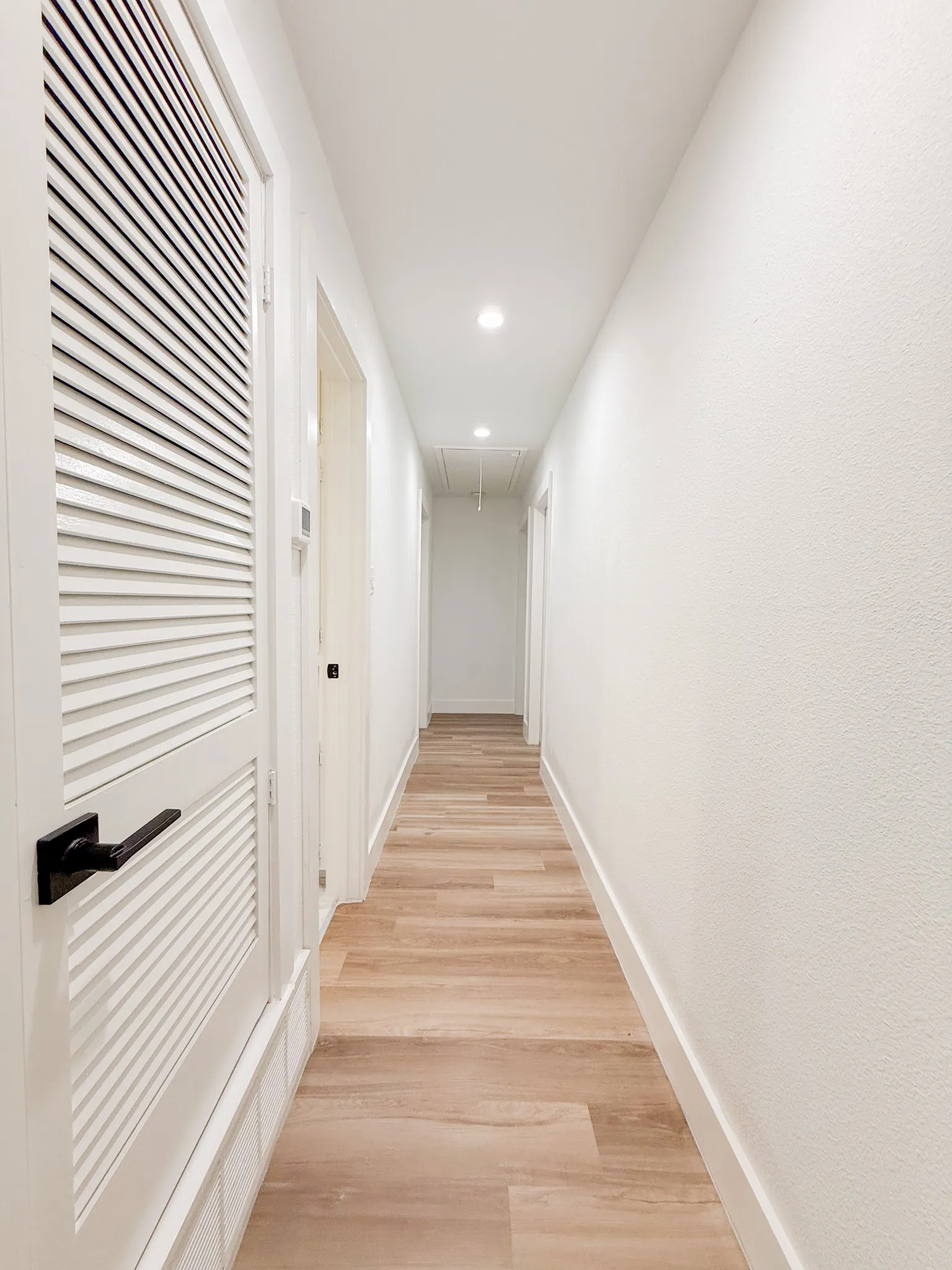 Single Family Residence For Sale in Tarrant County , 228 Hallbrook Drive, Fort Worth, Texas 76134, 3 Bedroom, 2 Bathroom, 2 Garage spaces, 1,705 Sqft, built in 1961, mls#21378508, Real Estate Agent in Fort Worth, Homes For Sale in Tarrant county, Homes For Sale in Fort Worth, Realtor in Fort Worth Texas, Real Estate Brokerage Independent Realty Texas, Luminita Cordes Realtor
