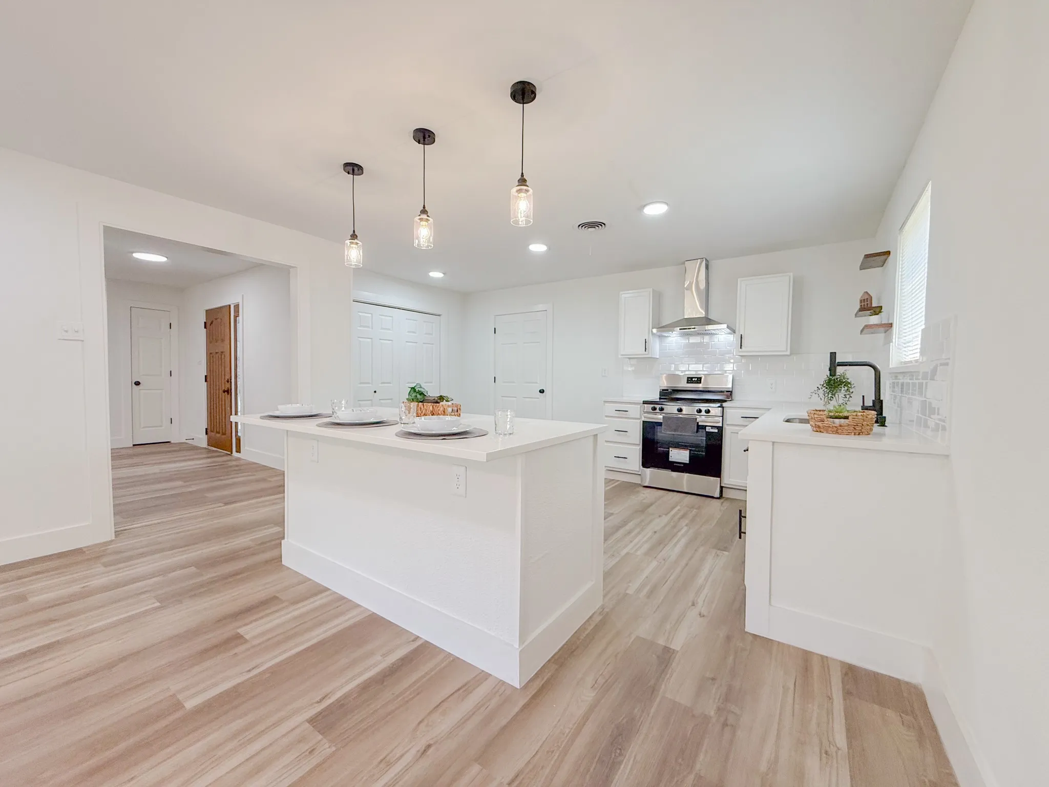 Single Family Residence For Sale in Tarrant County , 228 Hallbrook Drive, Fort Worth, Texas 76134, 3 Bedroom, 2 Bathroom, 2 Garage spaces, 1,705 Sqft, built in 1961, mls#21378508, Real Estate Agent in Fort Worth, Homes For Sale in Tarrant county, Homes For Sale in Fort Worth, Realtor in Fort Worth Texas, Real Estate Brokerage Independent Realty Texas, Luminita Cordes Realtor