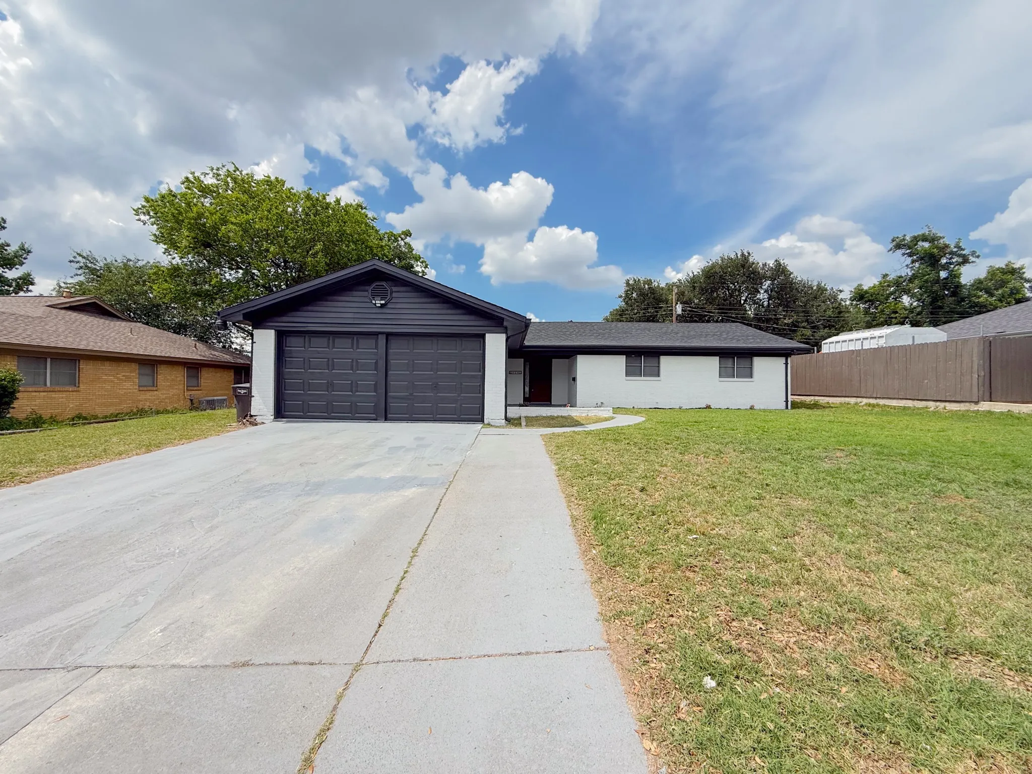 Single Family Residence For Sale in Tarrant County , 228 Hallbrook Drive, Fort Worth, Texas 76134, 3 Bedroom, 2 Bathroom, 2 Garage spaces, 1,705 Sqft, built in 1961, mls#21378508, Real Estate Agent in Fort Worth, Homes For Sale in Tarrant county, Homes For Sale in Fort Worth, Realtor in Fort Worth Texas, Real Estate Brokerage Independent Realty Texas, Luminita Cordes Realtor