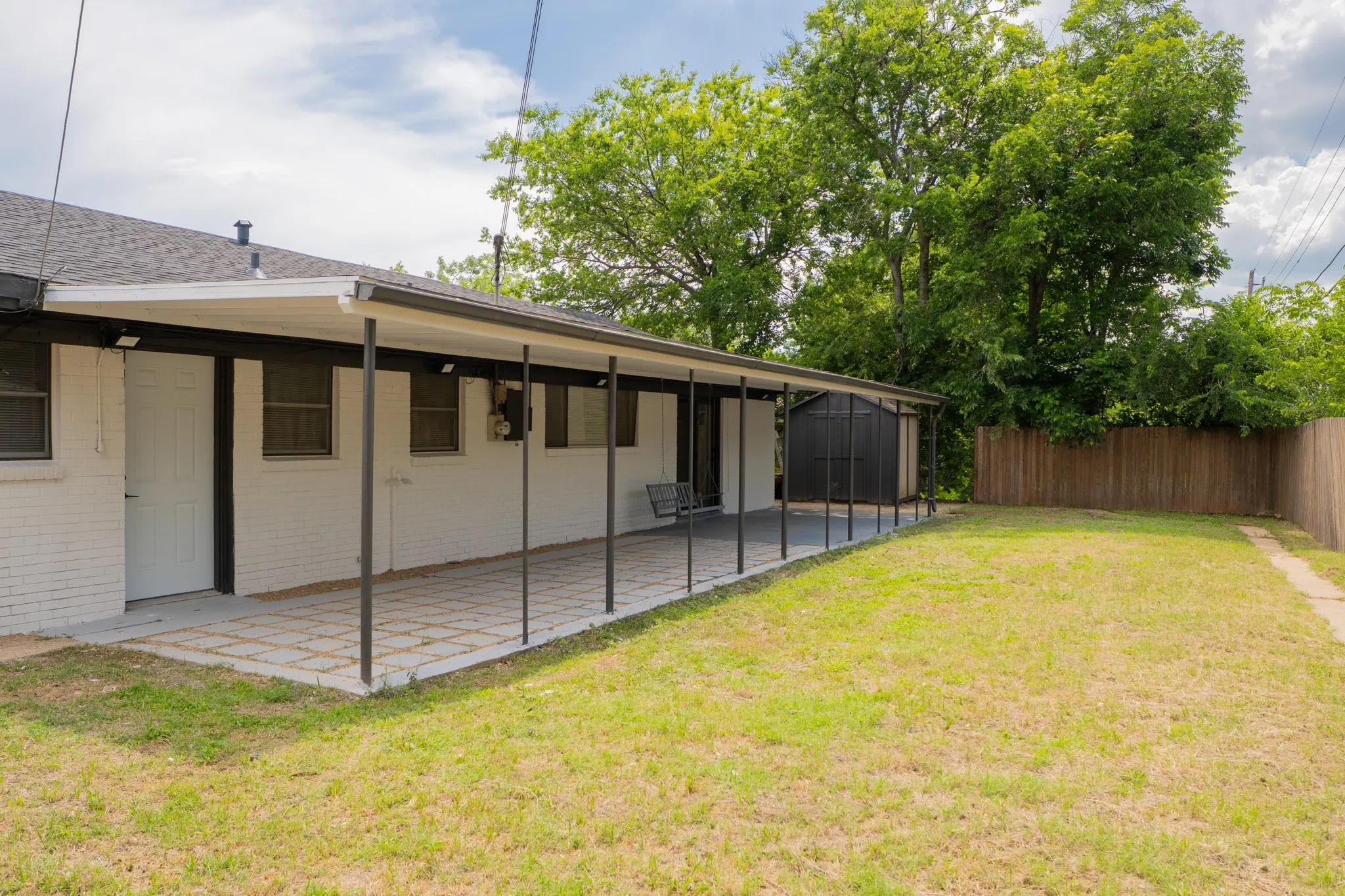 Single Family Residence For Sale in Tarrant County , 228 Hallbrook Drive, Fort Worth, Texas 76134, 3 Bedroom, 2 Bathroom, 2 Garage spaces, 1,705 Sqft, built in 1961, mls#21378508, Real Estate Agent in Fort Worth, Homes For Sale in Tarrant county, Homes For Sale in Fort Worth, Realtor in Fort Worth Texas, Real Estate Brokerage Independent Realty Texas, Luminita Cordes Realtor