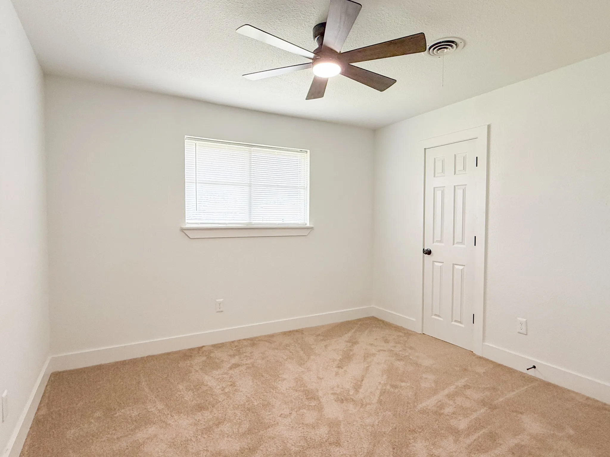 Single Family Residence For Sale in Tarrant County , 228 Hallbrook Drive, Fort Worth, Texas 76134, 3 Bedroom, 2 Bathroom, 2 Garage spaces, 1,705 Sqft, built in 1961, mls#21378508, Real Estate Agent in Fort Worth, Homes For Sale in Tarrant county, Homes For Sale in Fort Worth, Realtor in Fort Worth Texas, Real Estate Brokerage Independent Realty Texas, Luminita Cordes Realtor