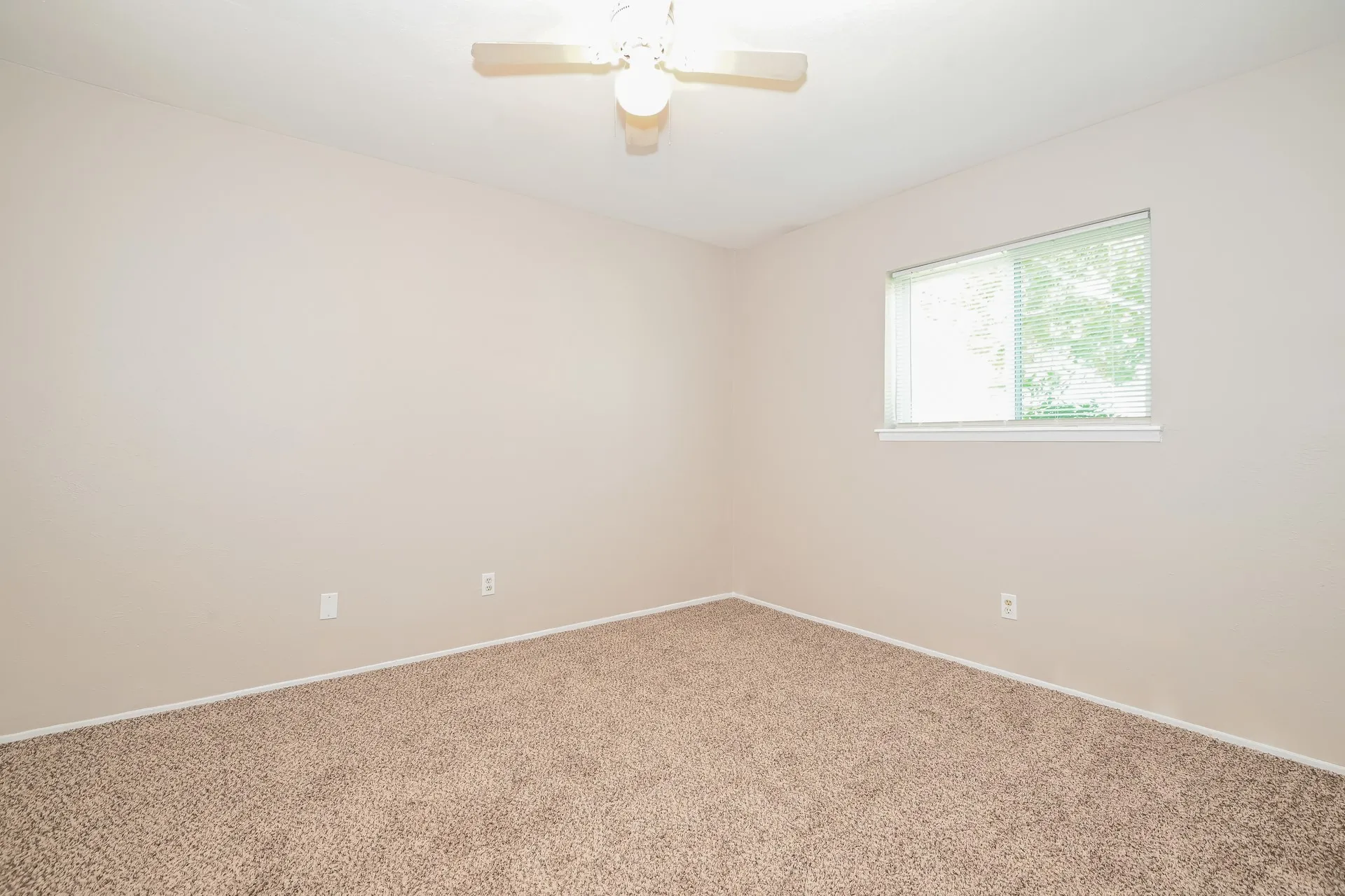 Single Family Residence For Rent in Dallas County , 4906 Stagecoach Lane, Garland, Texas 75043, 3 Bedroom, 2 Bathroom, 1 Garage spaces, 1,349 Sqft, built in 1972, mls#21378528, Real Estate Agent in Garland, Homes For Rent in Dallas county, Homes For Rent in Garland, Realtor in Garland Texas, Real Estate Brokerage Independent Realty Texas, Luminita Cordes Realtor